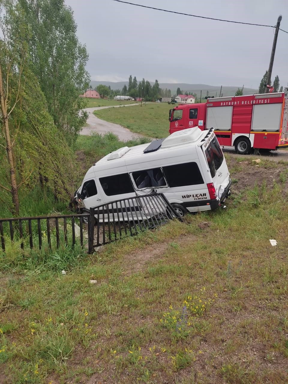 Bayburt’ta kamyonla minibüs çarpıştı: 2 yaralı
