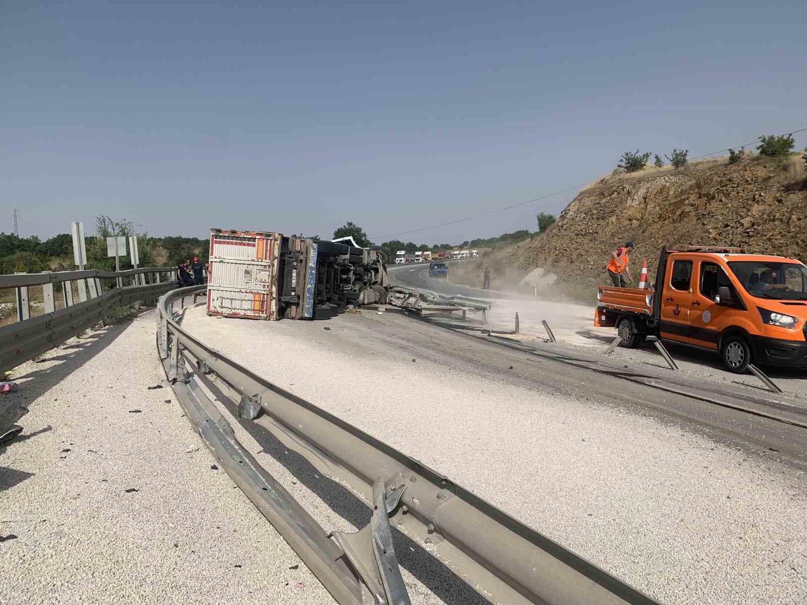 Kırklareli’nde tır devrildi: 1 ölü
