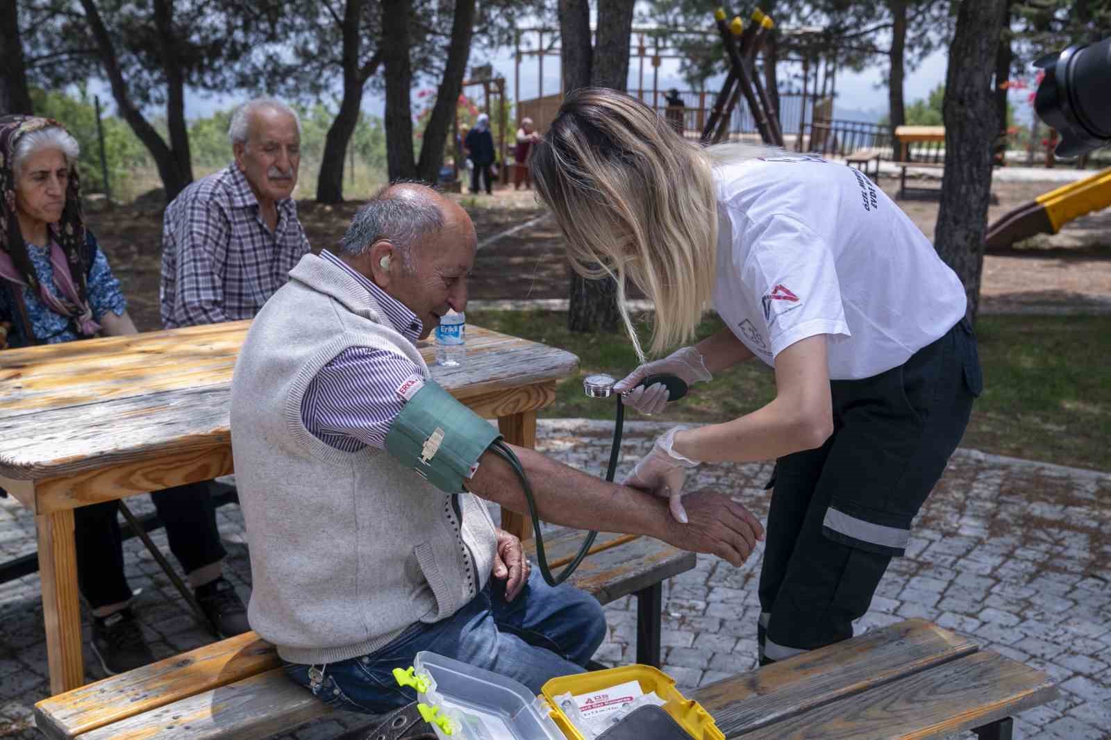 Emekli evi üyeleri, Darısekisi Örnek Köyü’nü gezdi
