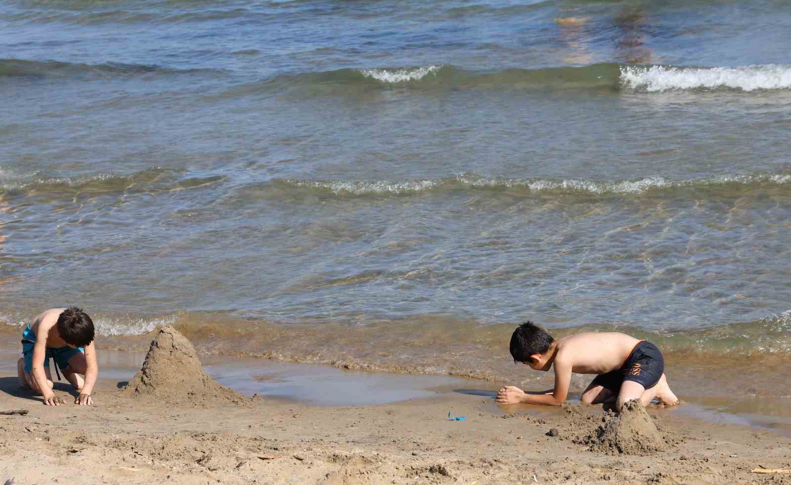 Aydın’da halk denize akın etti
