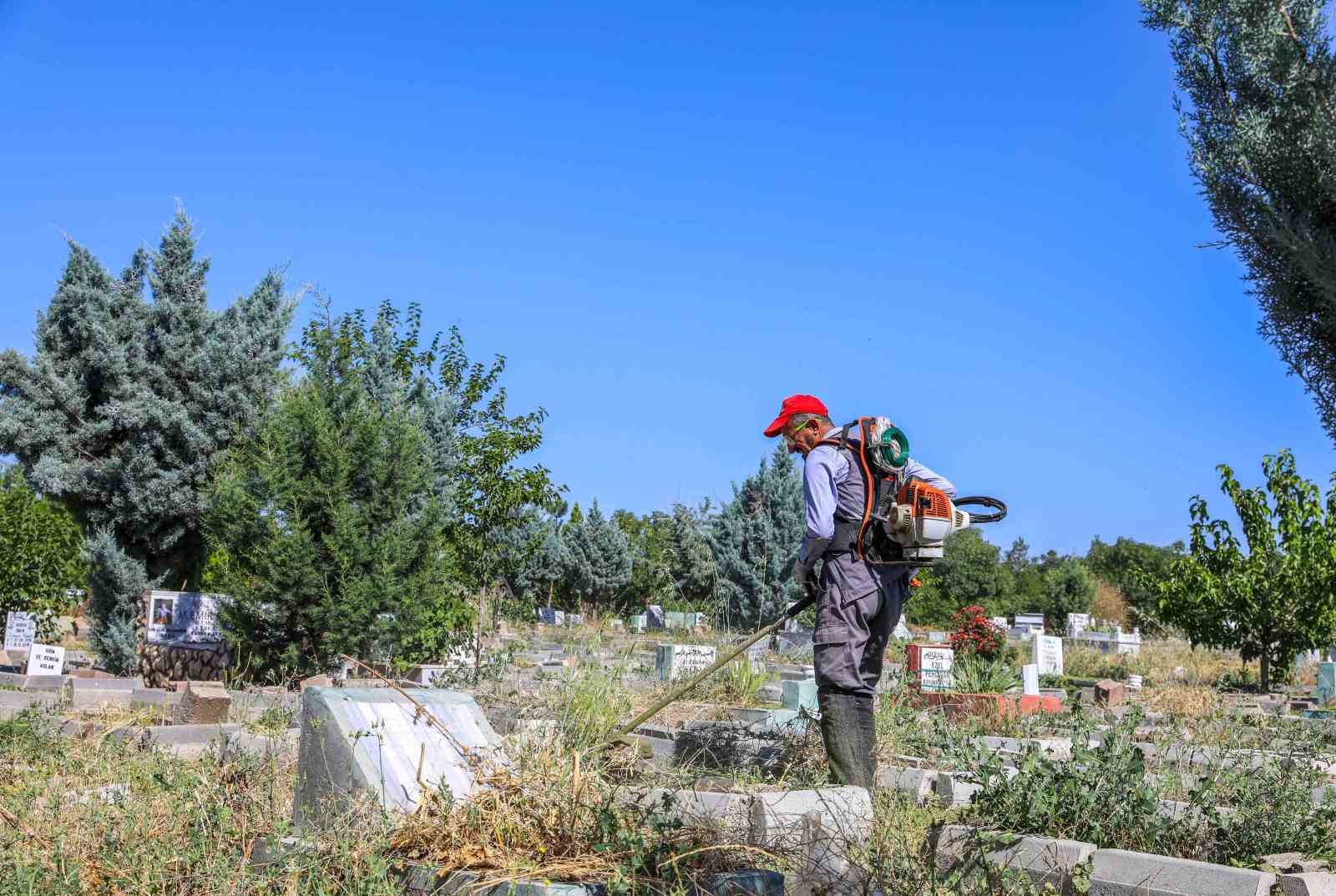 Mezarlıklarda bayram temizliği
