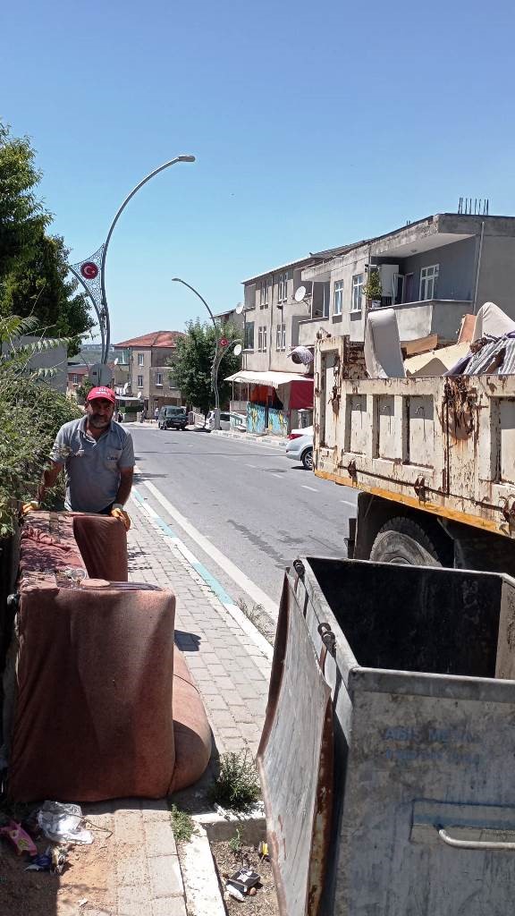 Dilovası’nda çöpe atılan ev eşyaları bertaraf ediliyor
