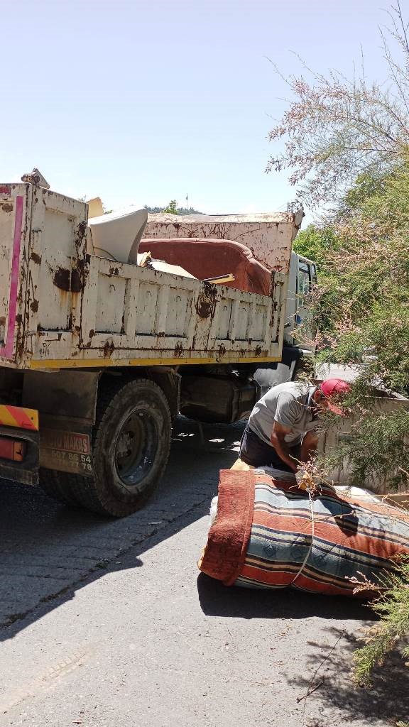 Dilovası’nda çöpe atılan ev eşyaları bertaraf ediliyor
