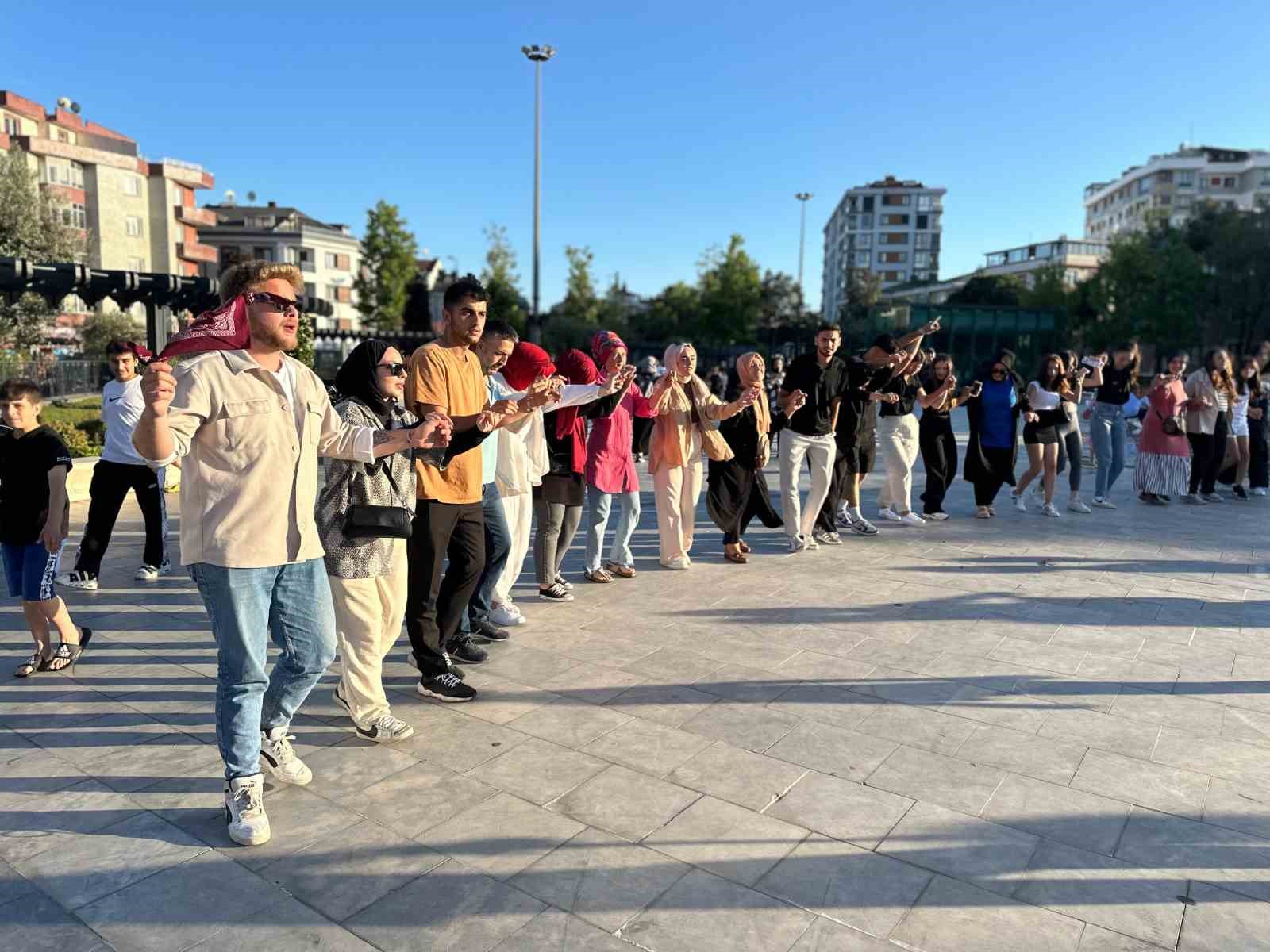 Ümraniye’de YKS öğrencileri halay çekerek sınav stresini attı
