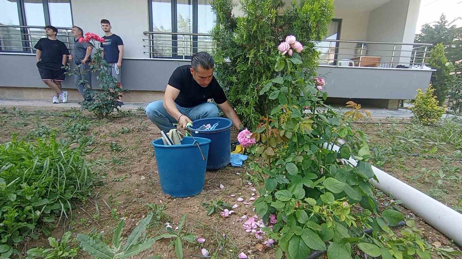 Binanın dış temizliği için çıktığı vincin zinciri koptu
