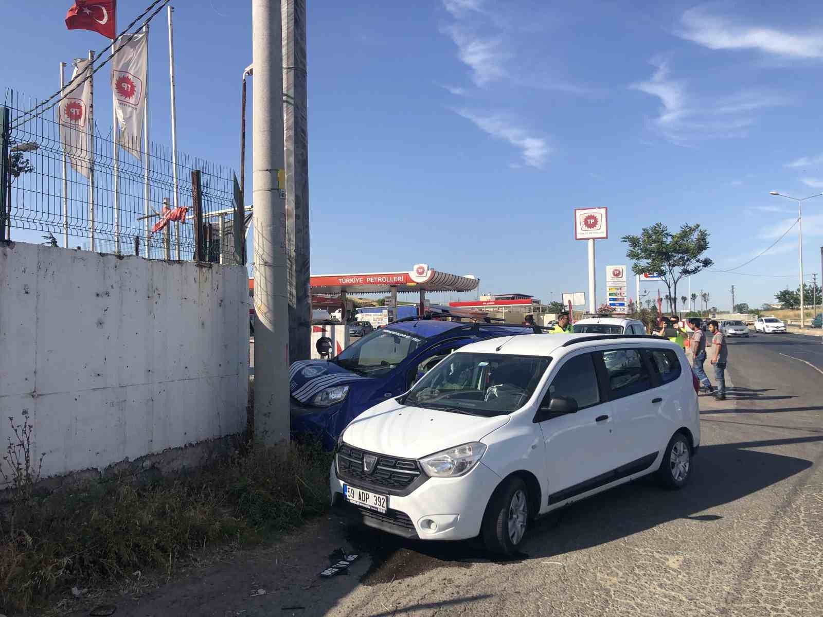 Ehliyetsiz sürücü zabıta aracıyla çarpıştı: 1 yaralı
