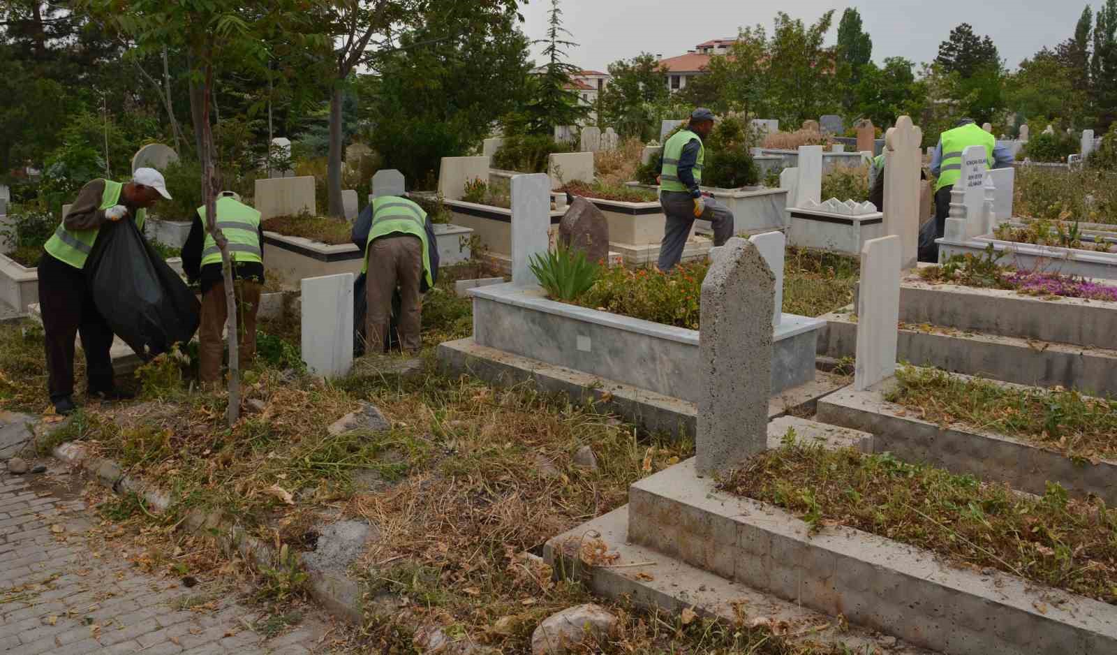 Aksaray Belediyesi mezarlıklarda bayram hazırlığı başlattı
