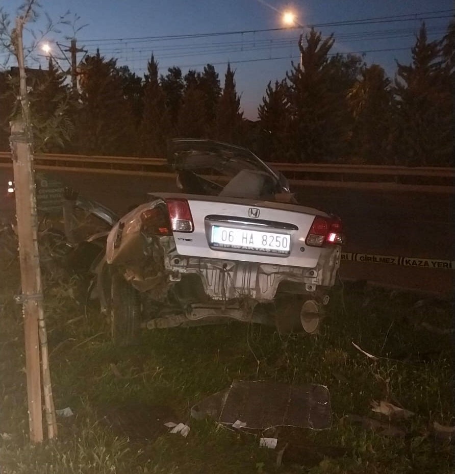 Otomobil ikiye bölündü, feci kazada sürücü hayatını kaybetti
