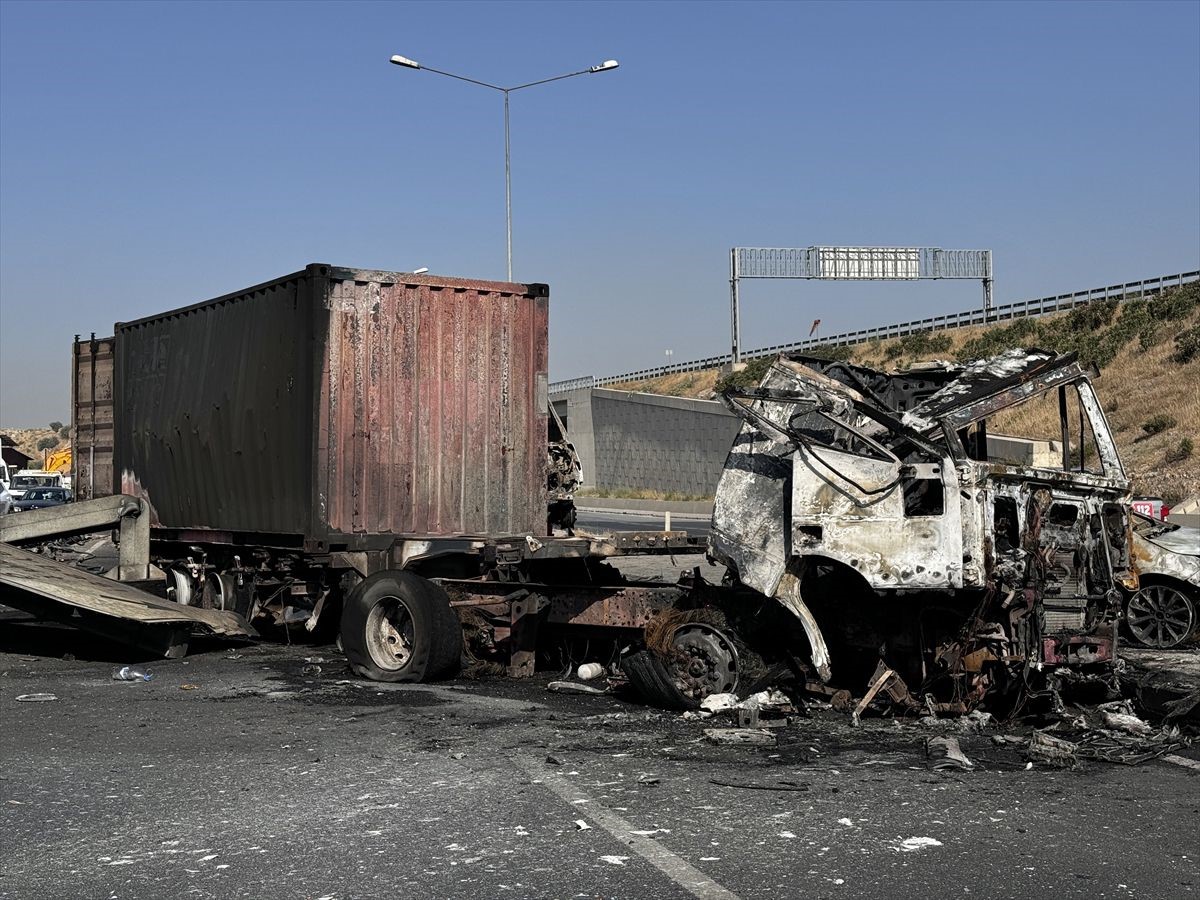 İzmir’de kaza yapan 3 araç yanarak küle döndü: 6 yaralı
