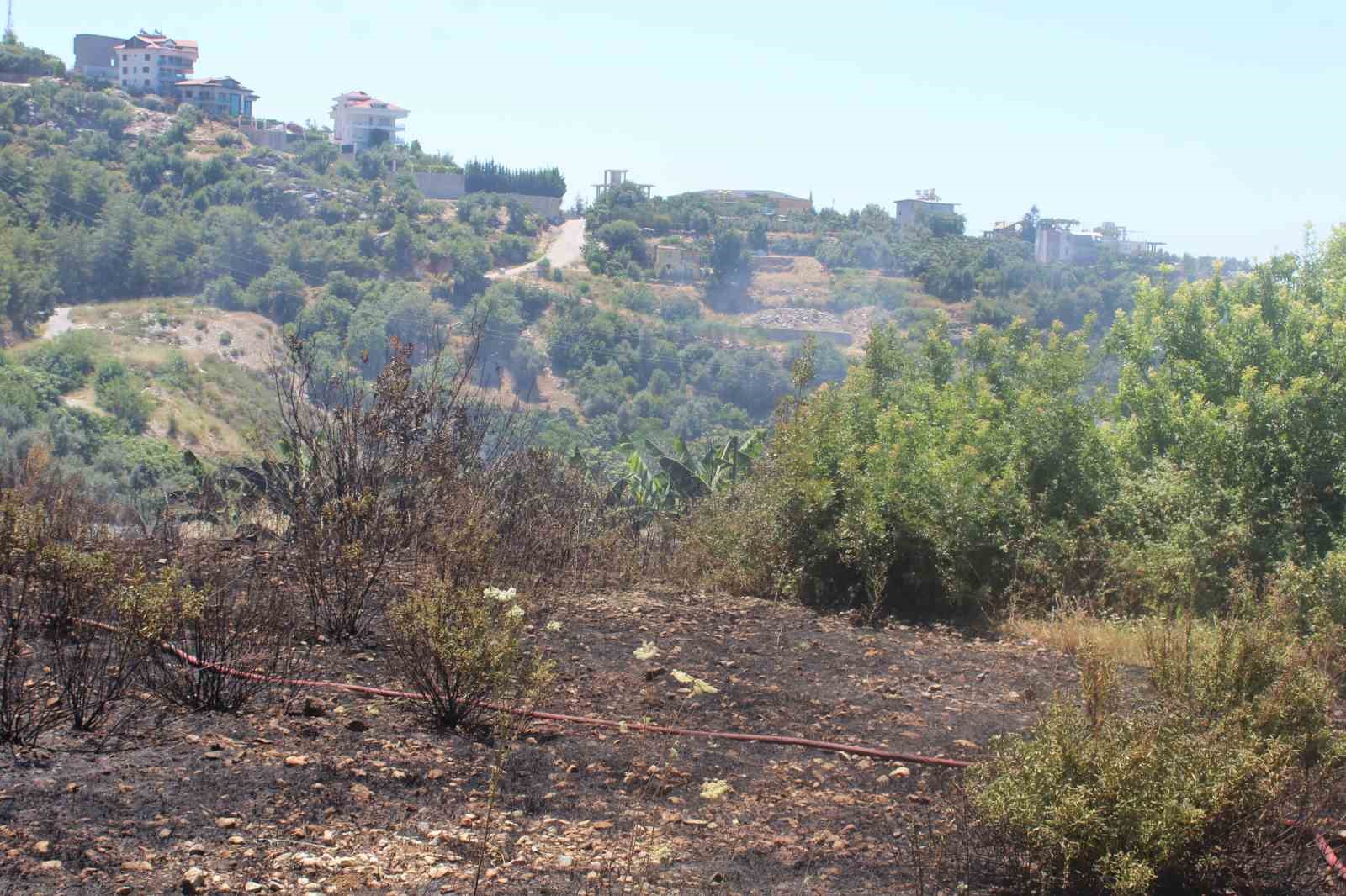 Alanya’da otluk olan yangını itfaiye ekiplerince söndürüldü
