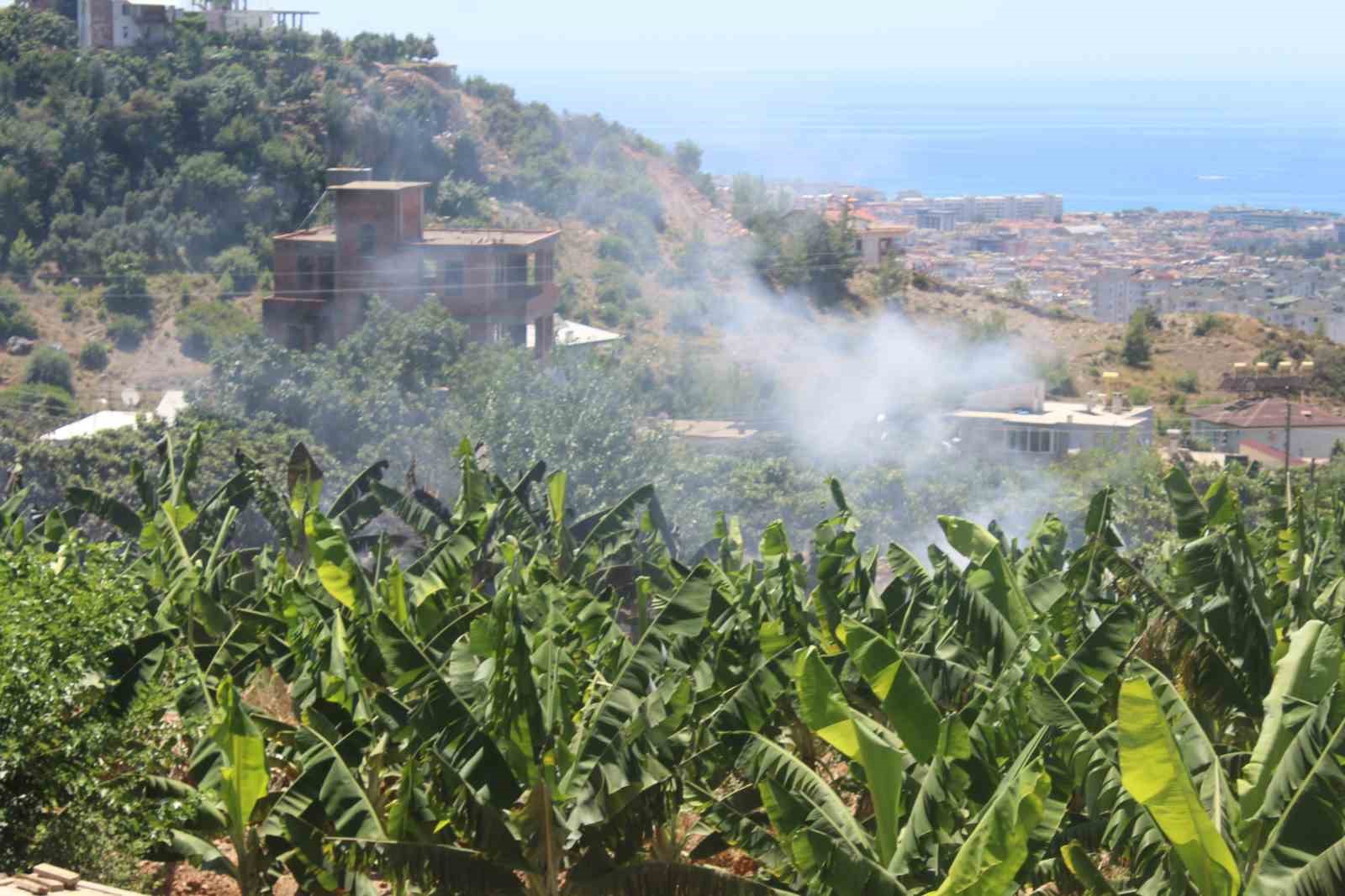 Alanya’da otluk olan yangını itfaiye ekiplerince söndürüldü
