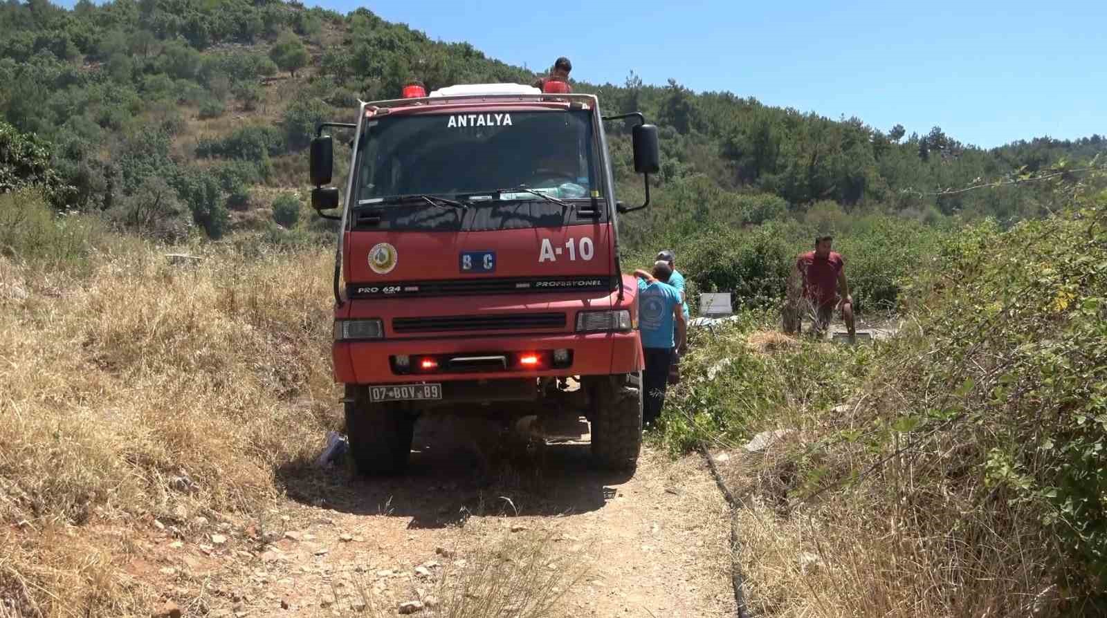 Alanya’da otluk olan yangını itfaiye ekiplerince söndürüldü
