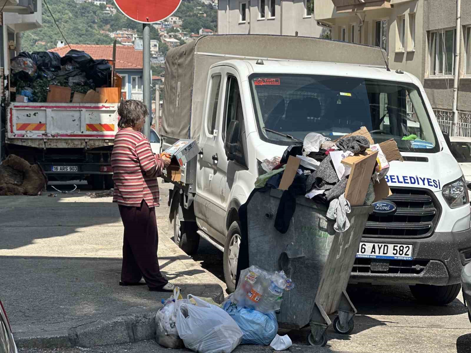 5 daire sahibi abla-kardeşin evinden 3 kamyon çöp çıktı
