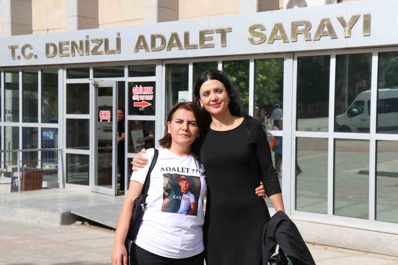 Evladı yakılarak kuyuya atılan anne, karar duruşmasına oğlunun resmi basılı tişörtle geldi
