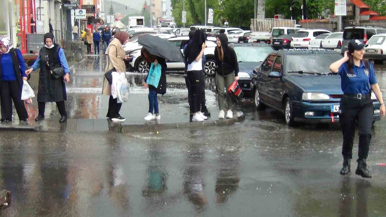 Kars’ı dolu vurdu, cadde ve sokaklar göle döndü
