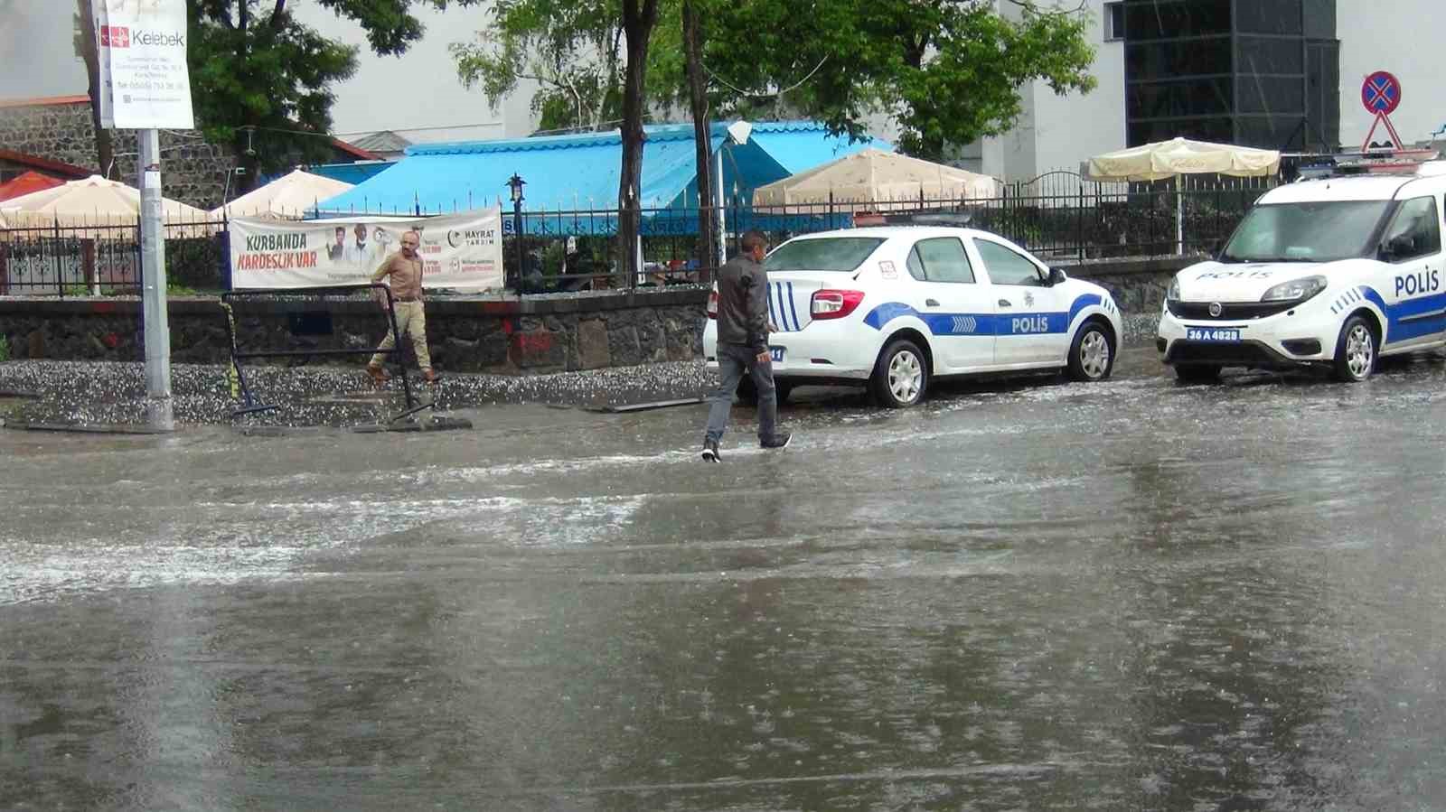 Kars’ı dolu vurdu, cadde ve sokaklar göle döndü
