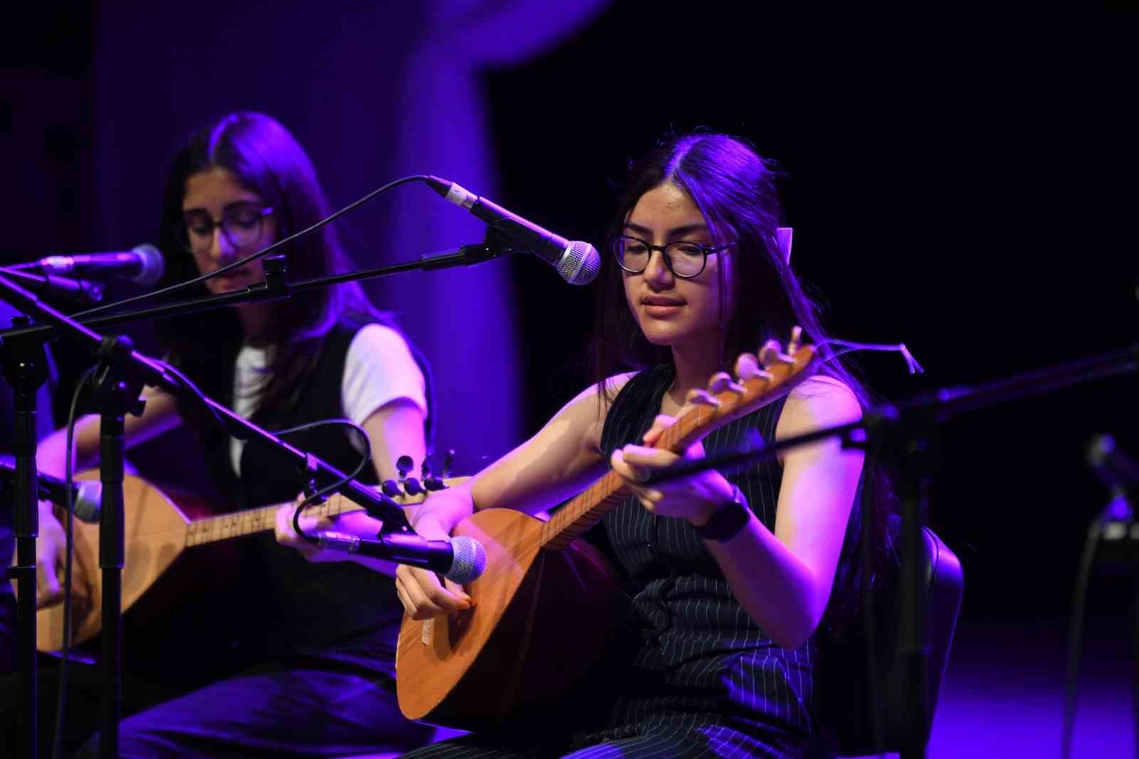 Sanat eğitimi alan kursiyerler yeteneklerini sergiledi
