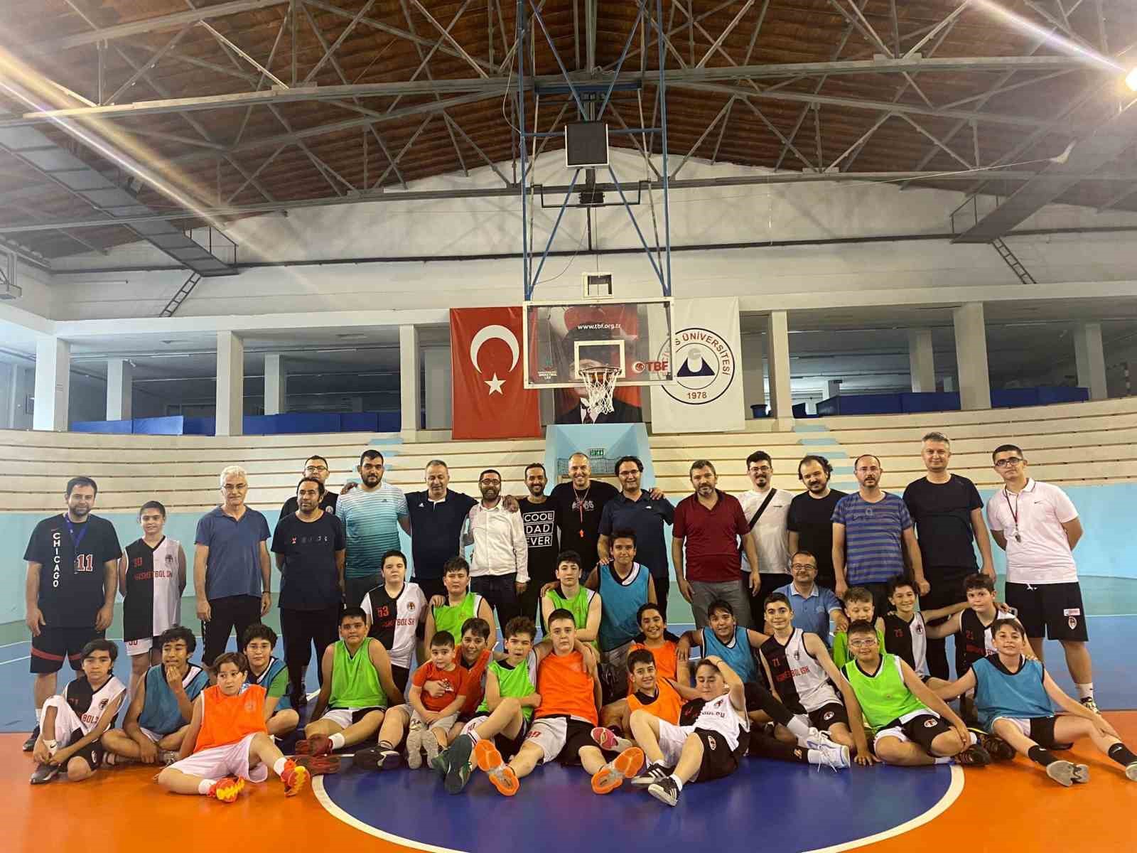 Babalar ve çocukları basketbol maçında karşı karşıya geldi
