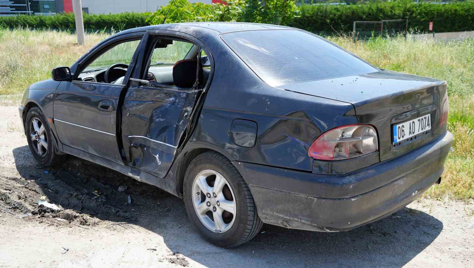 Otomobile çarpan motosiklet hurdaya döndü: 3 yaralı
