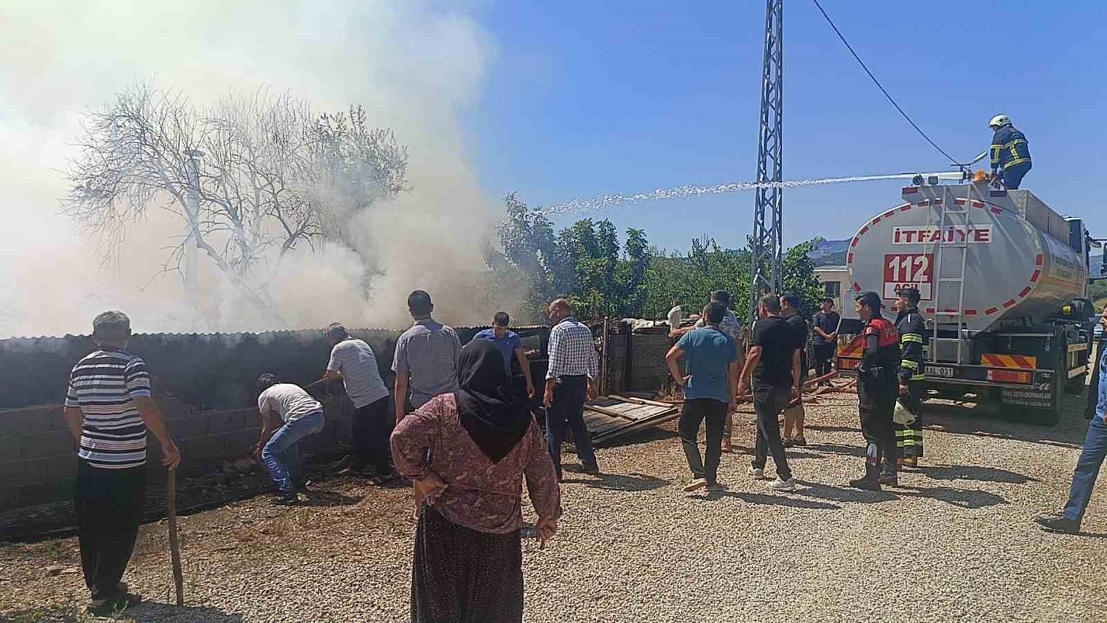 Kozan’da çıkan yangında 1 kişi hastaneye kaldırıldı, 20 küçükbaş hayvan son anda kurtuldu
