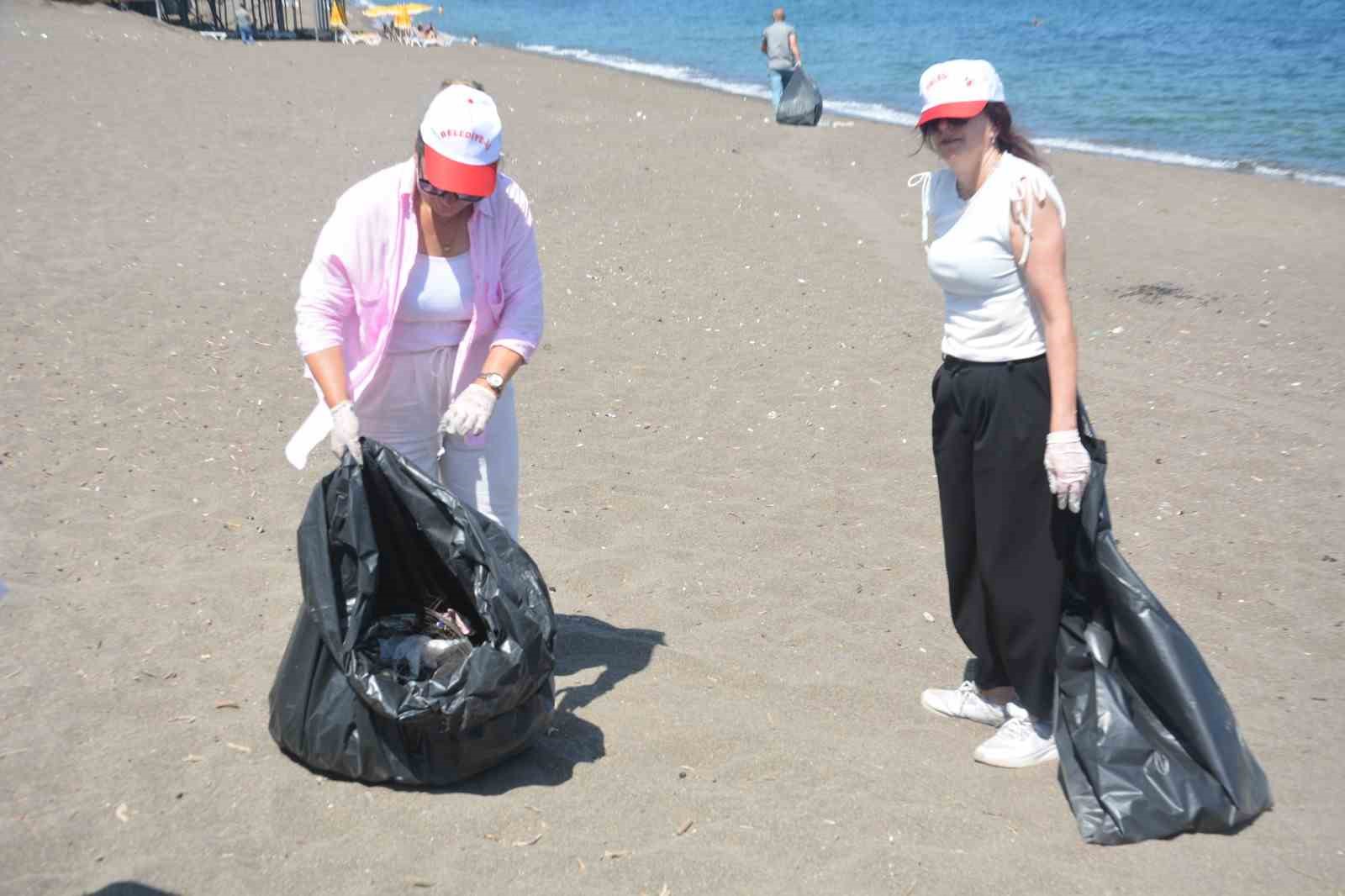 Çevreciler sahili temizledi
