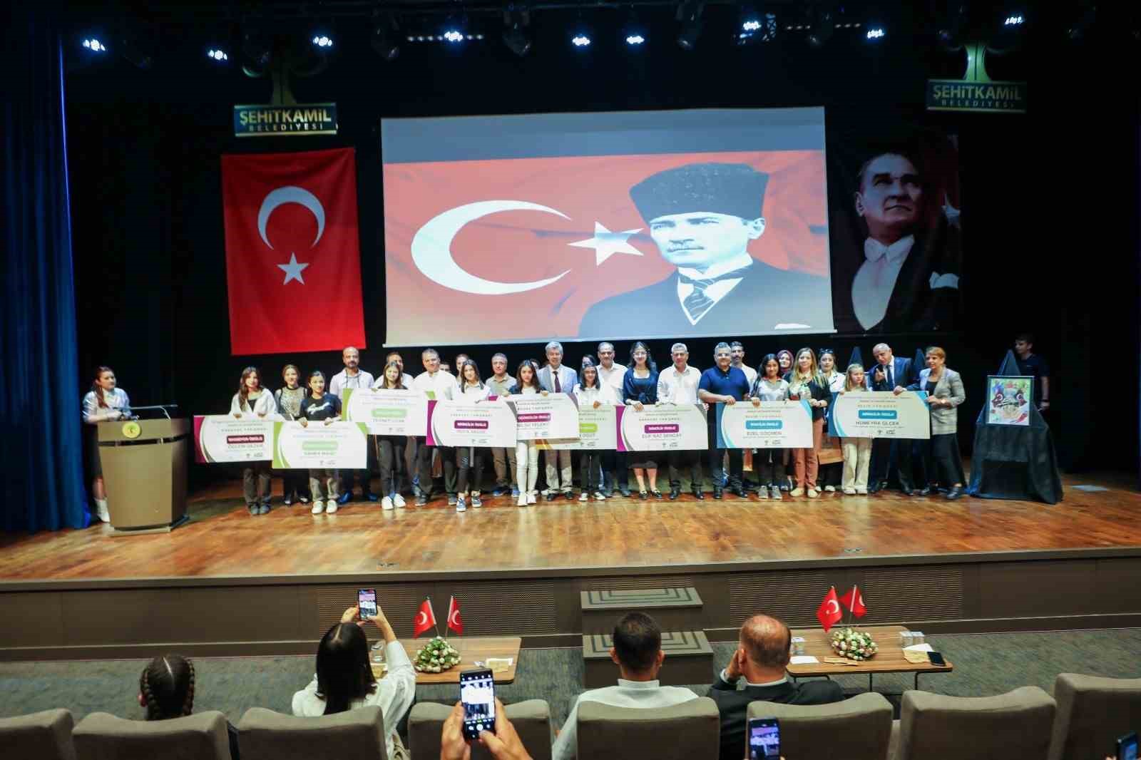 “Atatürk ve Gençlik” konulu yarışmaların kazananları ödüllendirildi
