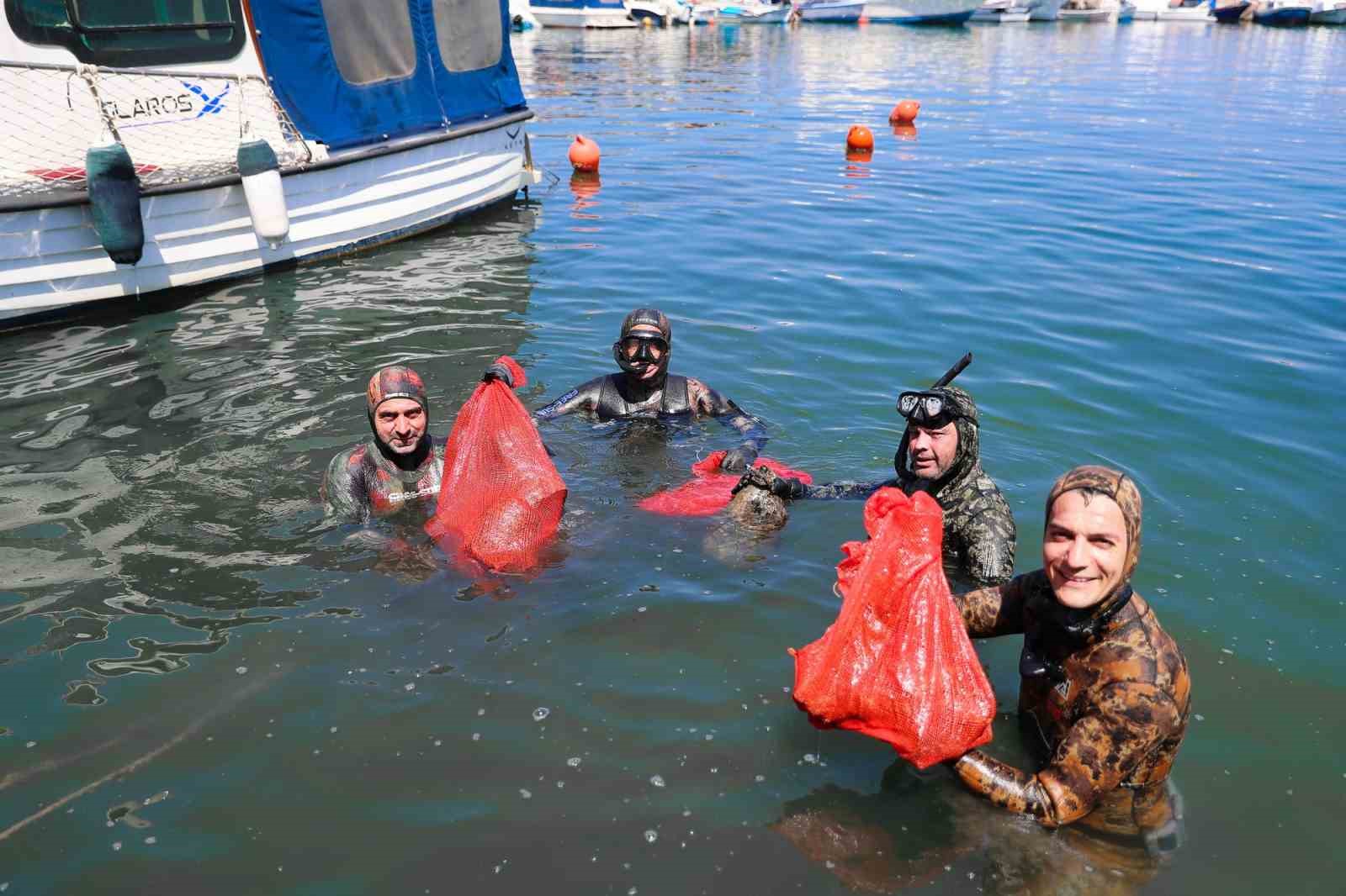 Aliağa’da deniz dibi temizliği yapıldı
