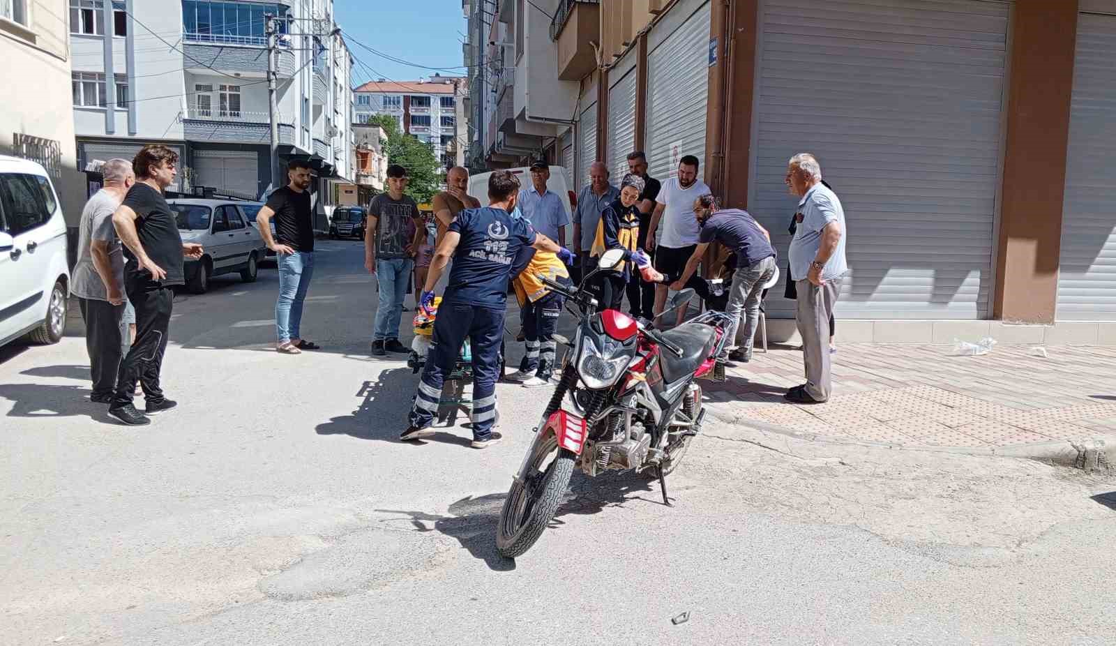 Minibüs ile motosiklet çarpıştı: 1 yaralı
