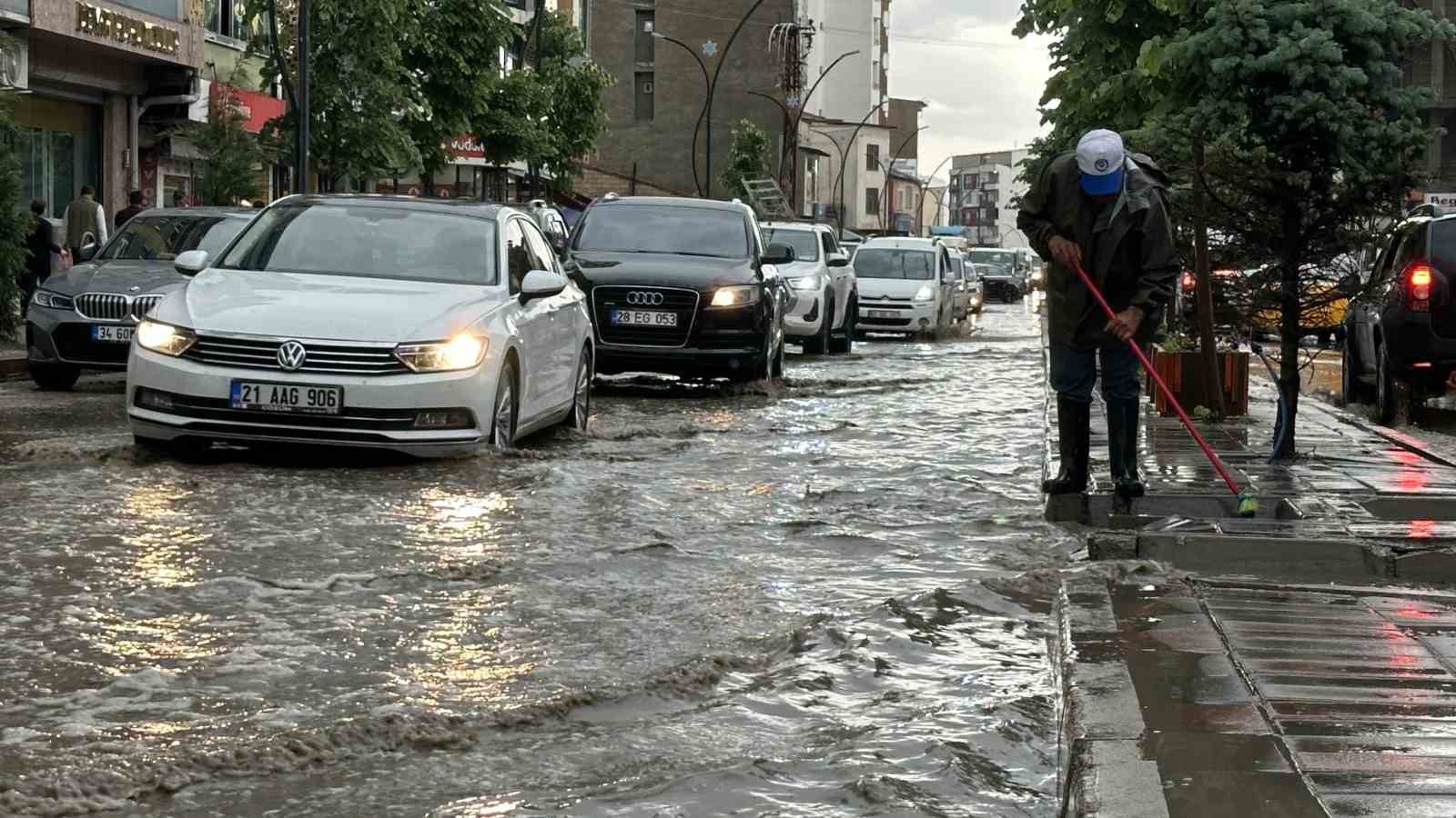 Yüksekova’da yollar göle döndü
