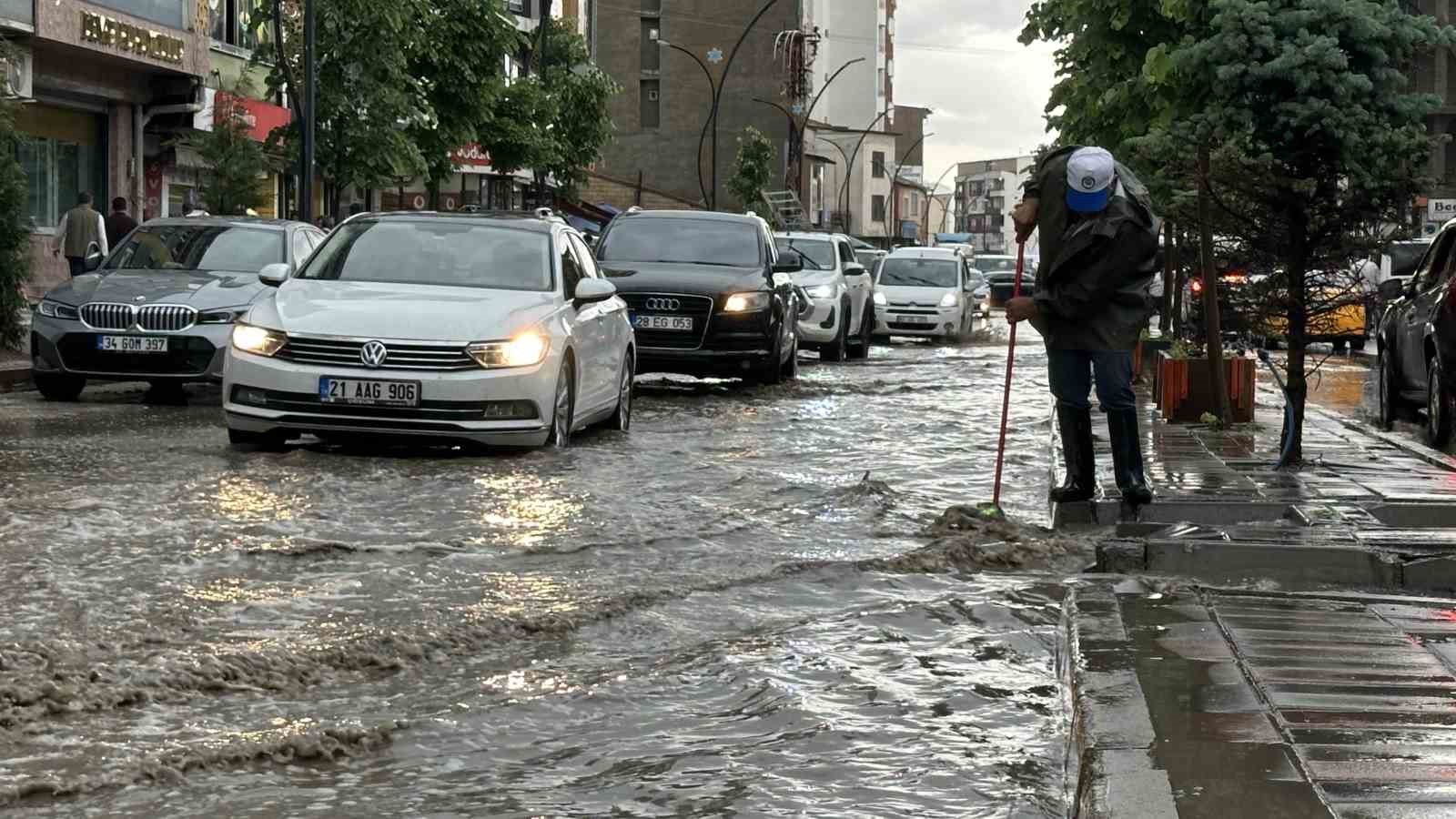 Yüksekova’da yollar göle döndü
