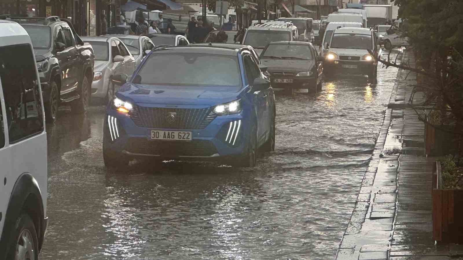 Yüksekova’da yollar göle döndü
