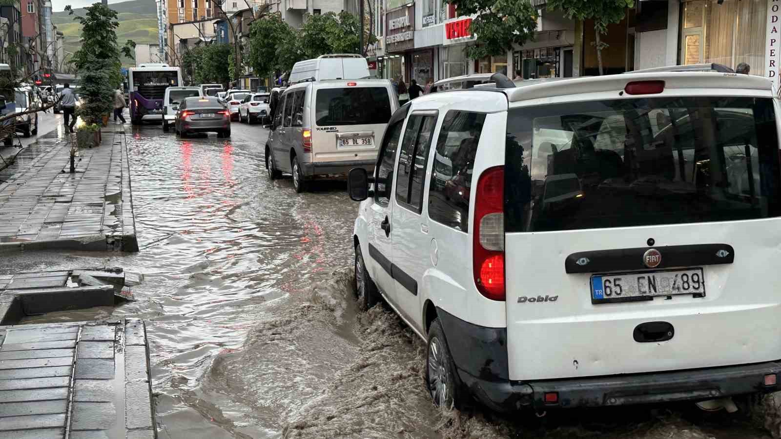 Yüksekova’da yollar göle döndü
