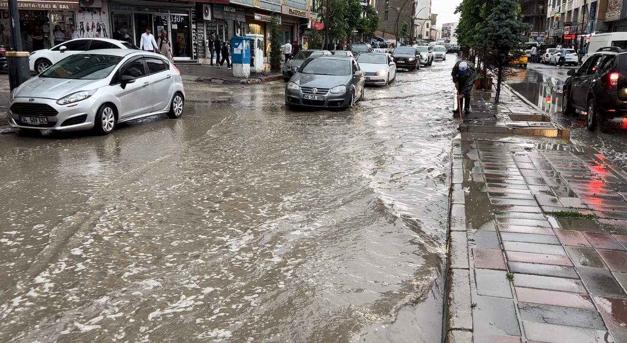 Yüksekova’da yollar göle döndü
