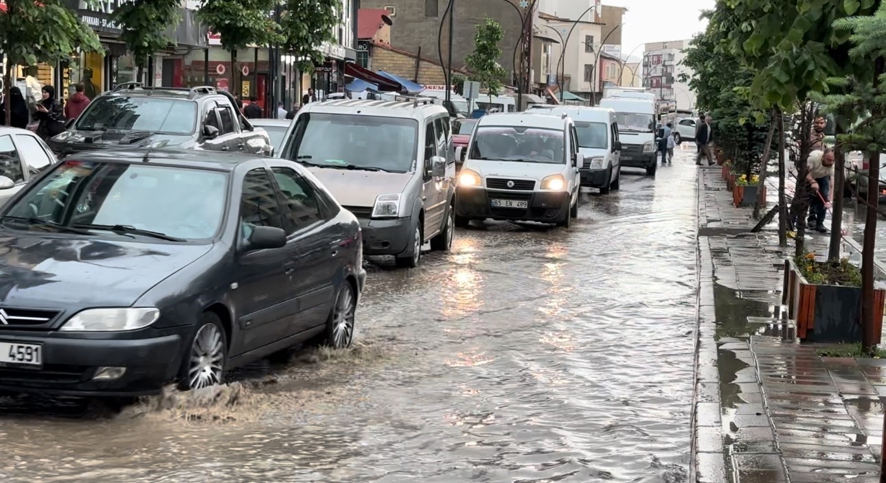 Yüksekova’da yollar göle döndü
