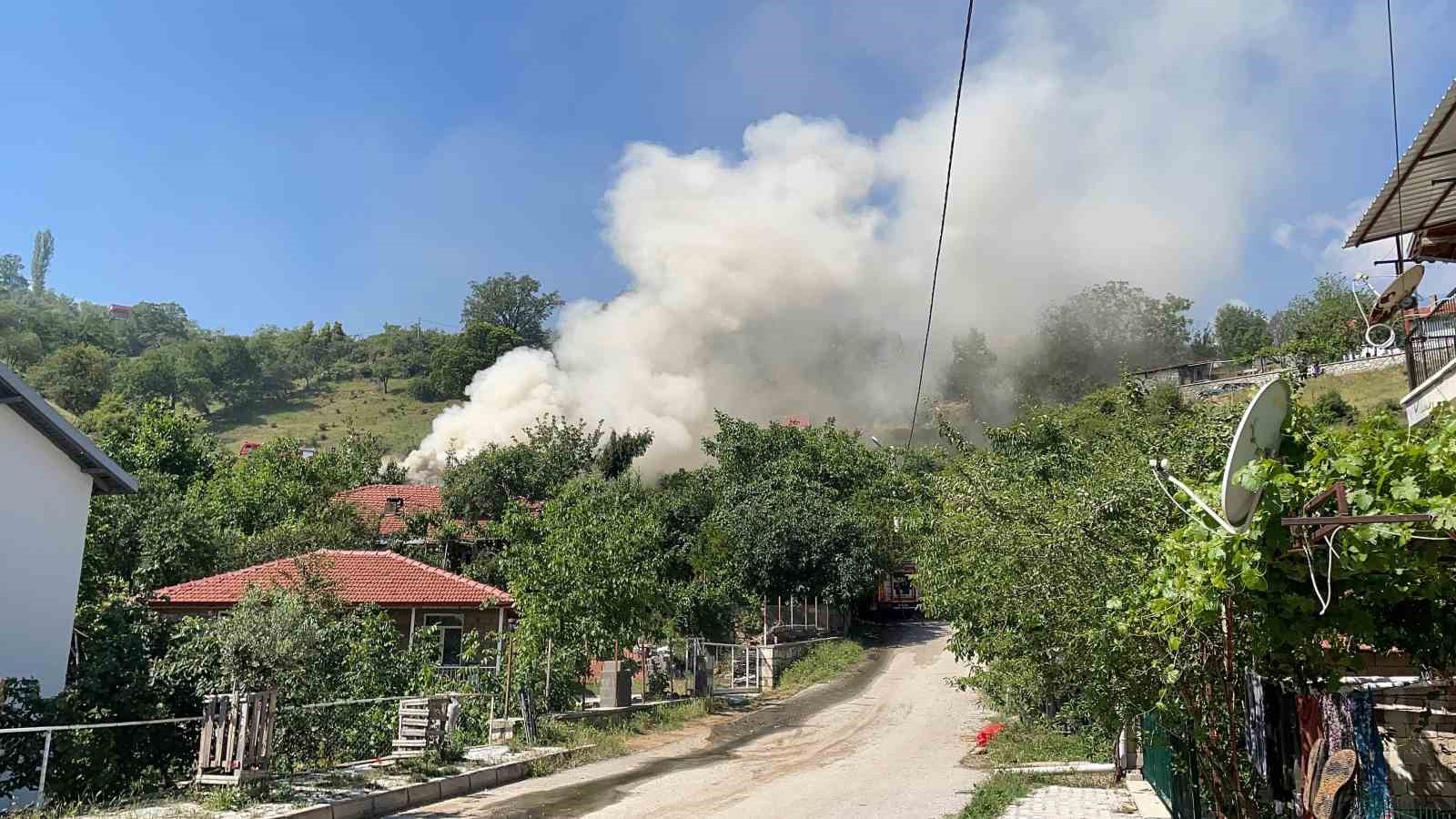 Yangında zarar gören ailenin evi onarılıyor
