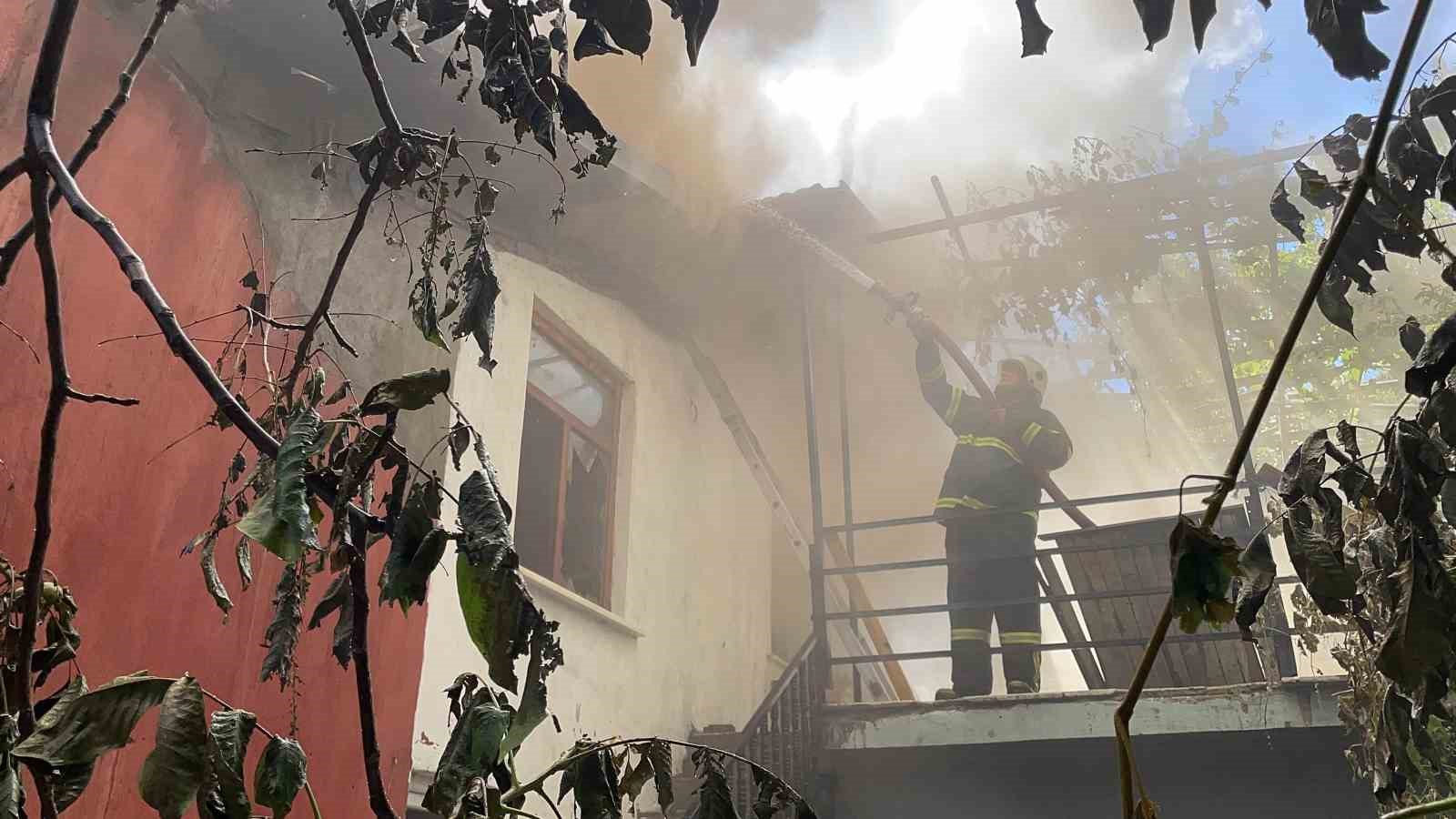 Yangında zarar gören ailenin evi onarılıyor
