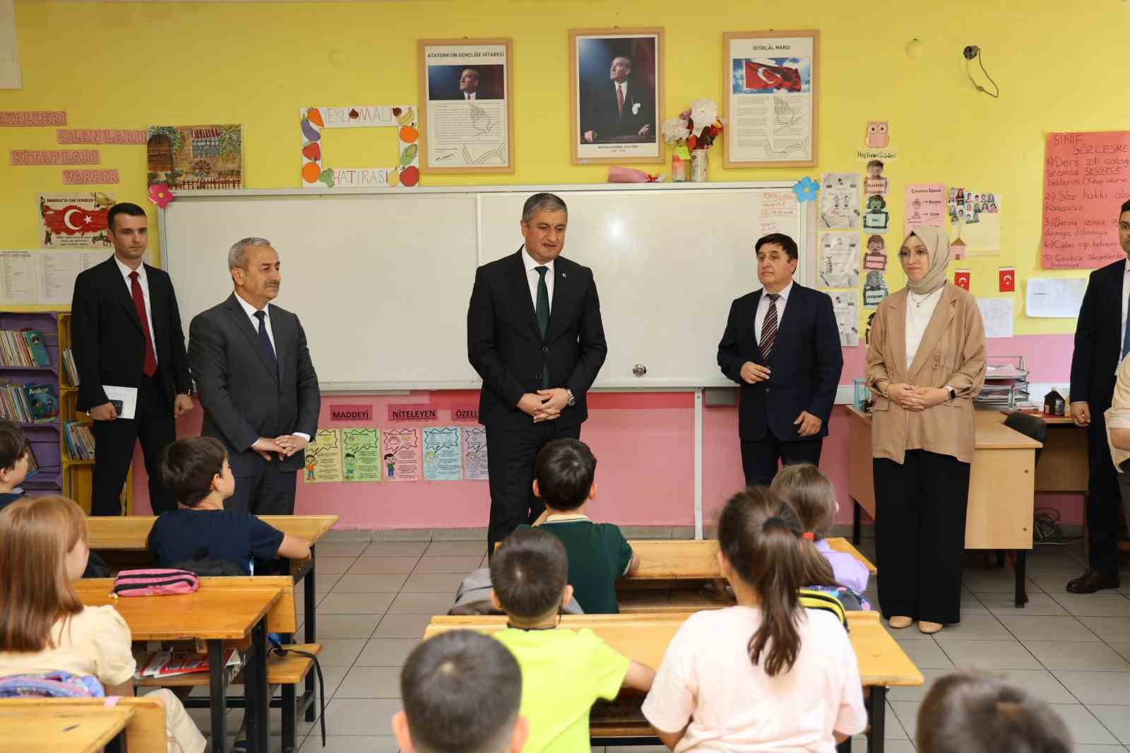 Karabük’te okuma seferberliği kitap dağıtımı ile devam ediyor
