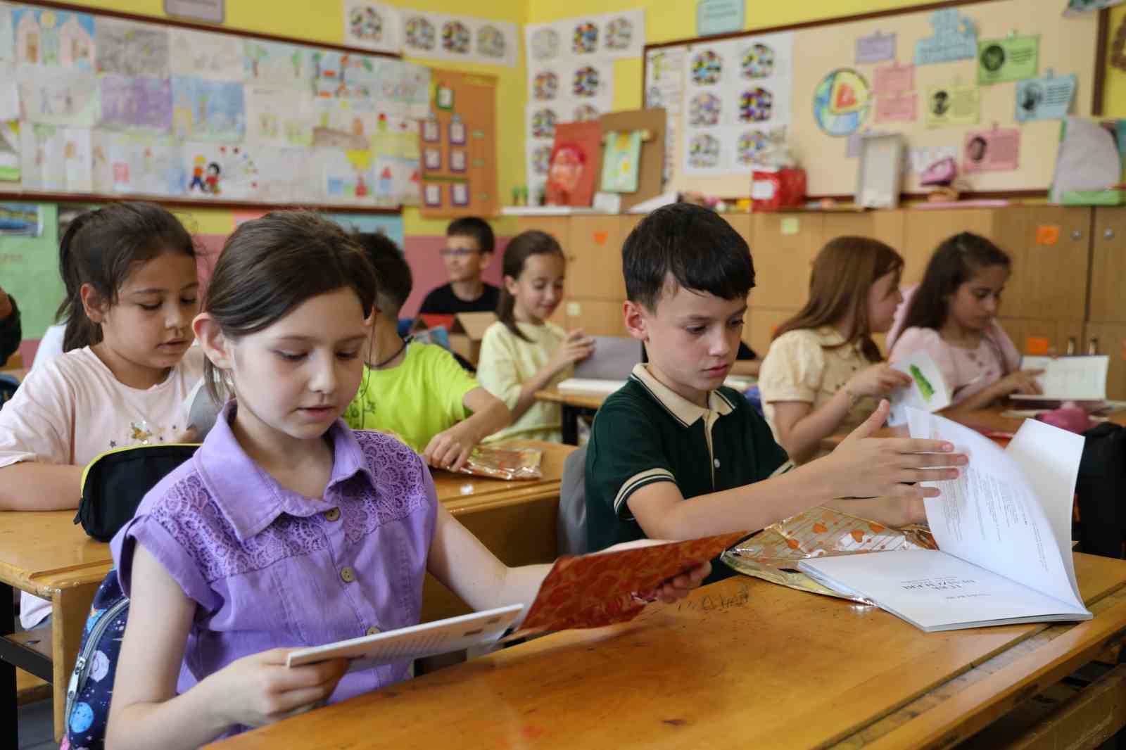 Karabük’te okuma seferberliği kitap dağıtımı ile devam ediyor
