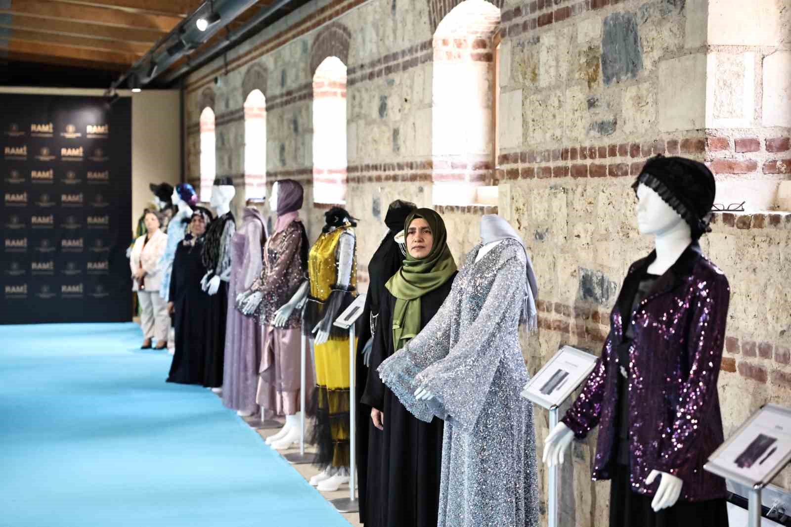 60 yaş üstü kadınların yaptığı 30 yöresel kıyafet görücüye çıktı
