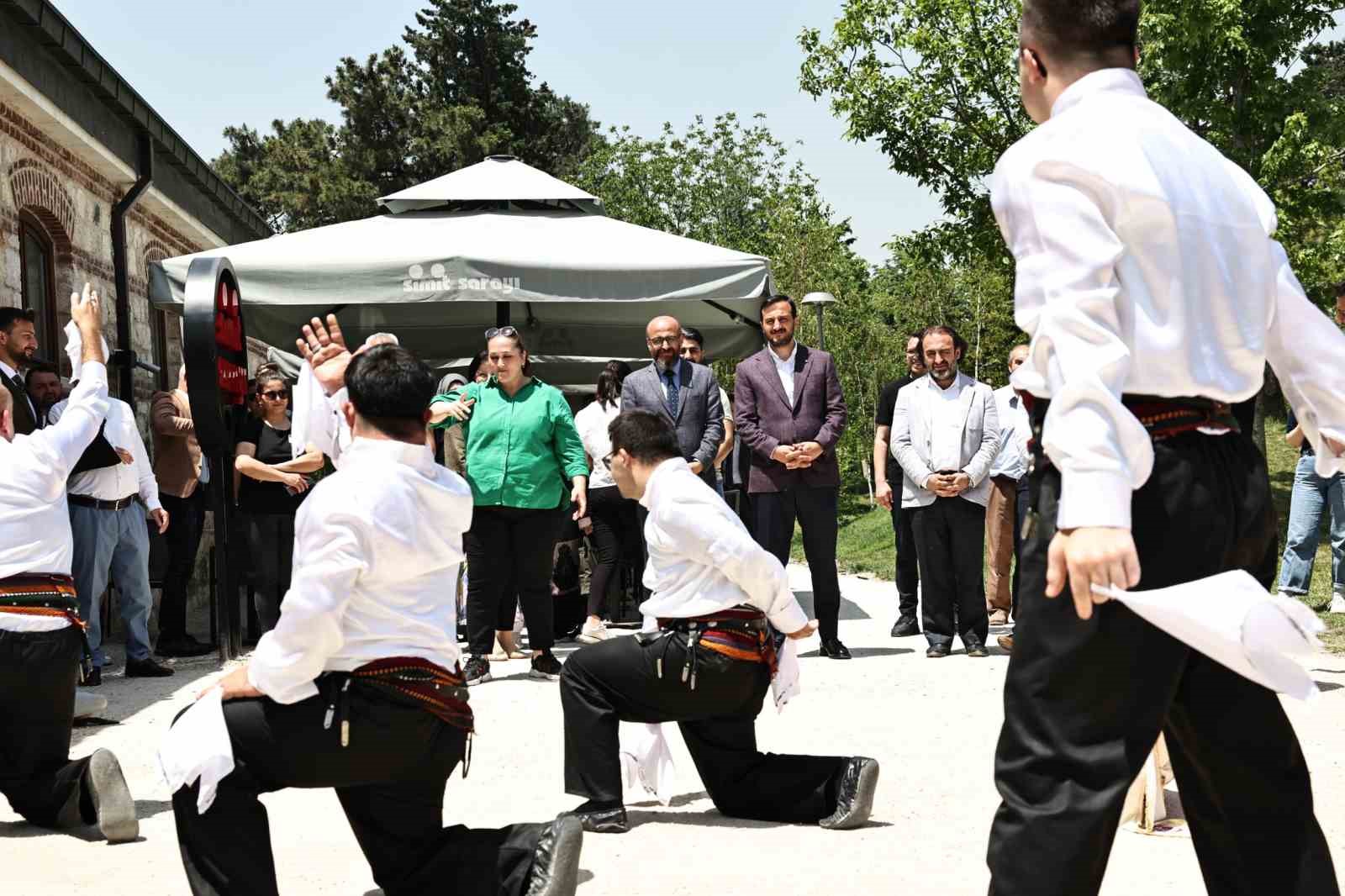 60 yaş üstü kadınların yaptığı 30 yöresel kıyafet görücüye çıktı
