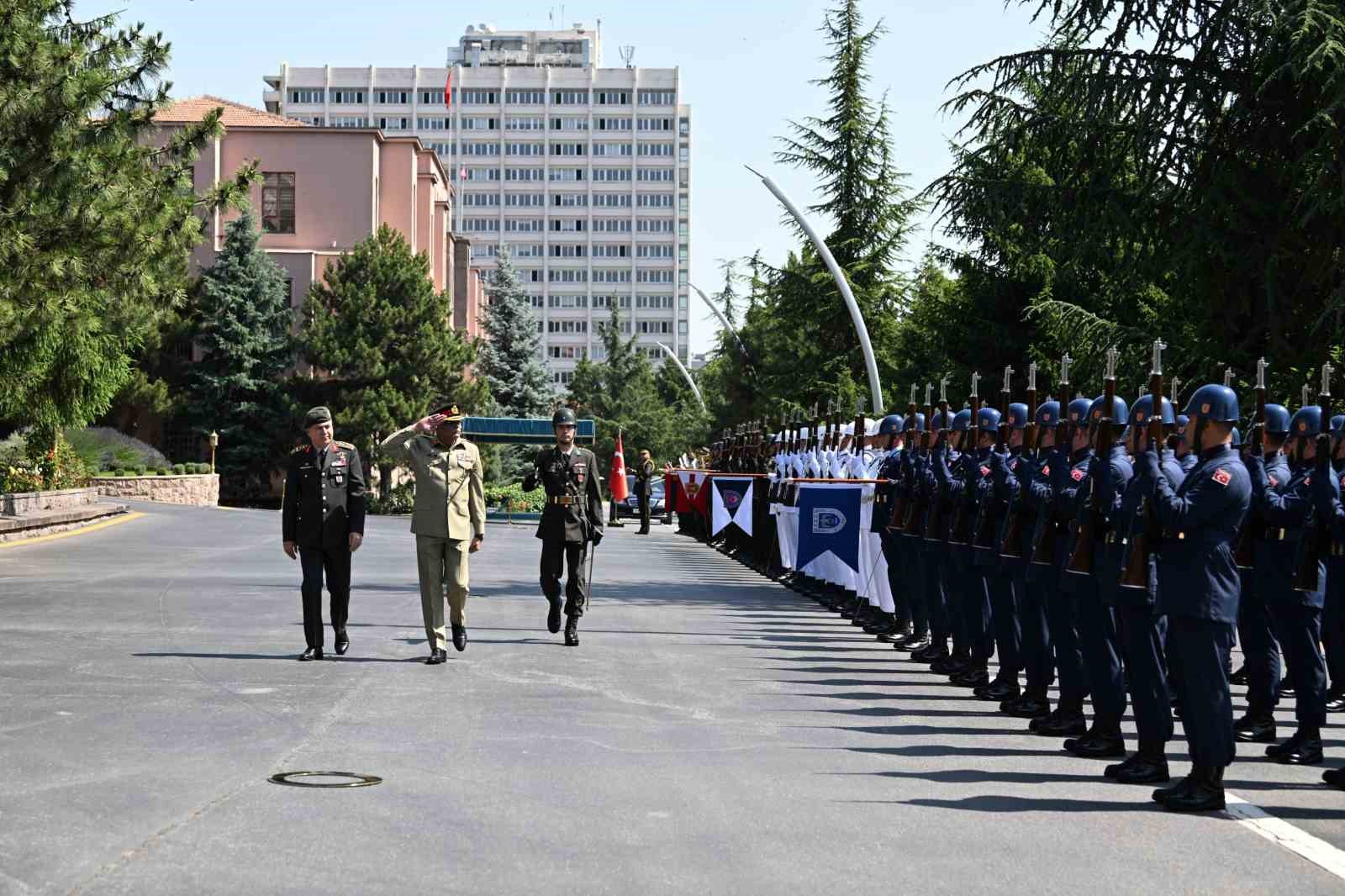 Bakan Güler, Pakistan Genelkurmay Başkanı Mirza’yı kabul etti
