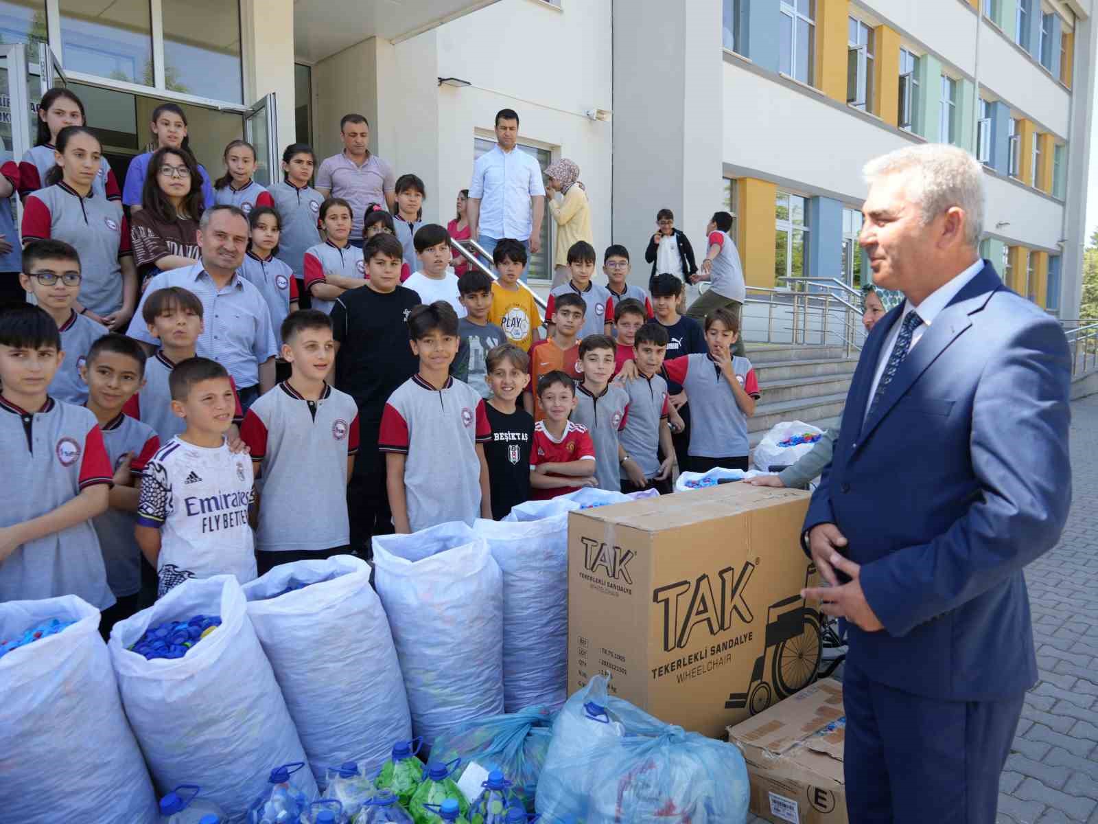 Öğrenciler, velileriyle engellilere umut oluyor
