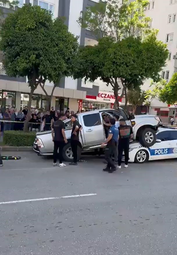 Adana’da kamyonet polis aracının üzerine uçtu: 2 yaralı
