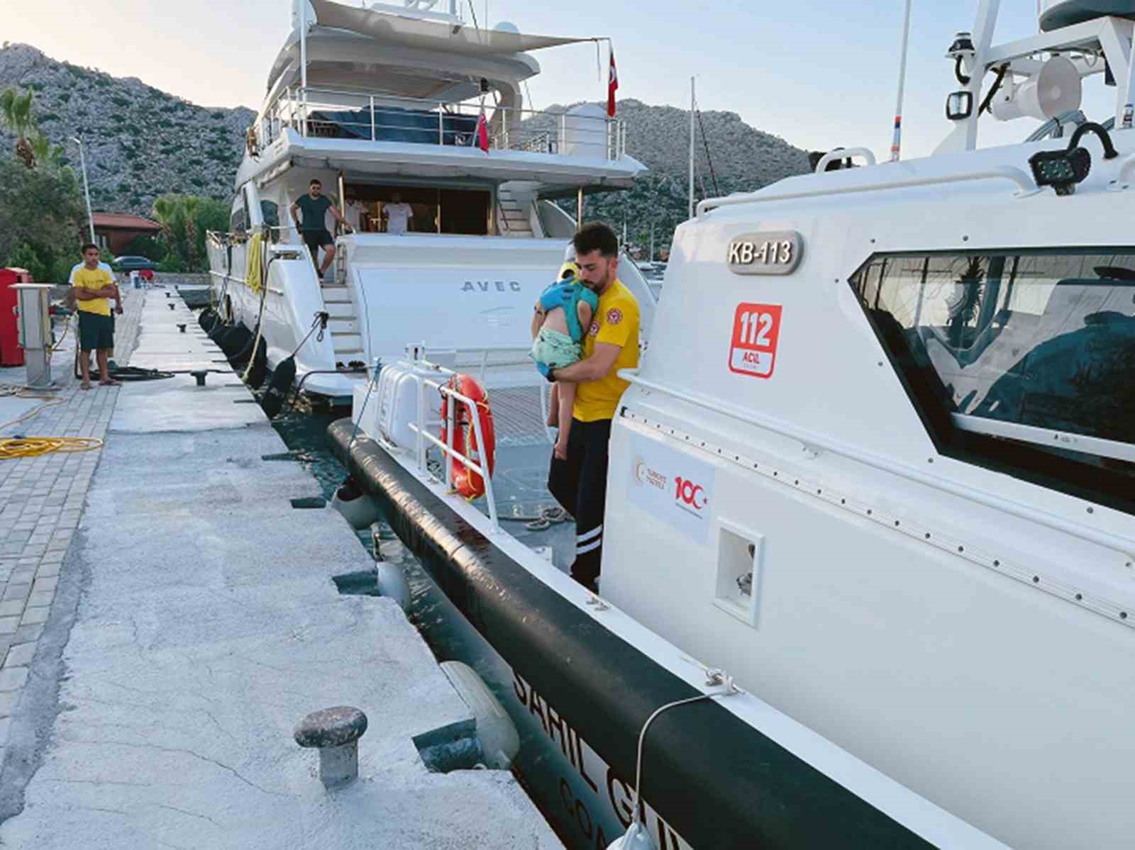 Özel teknede yaralanan çocuğa tıbbi tahliye
