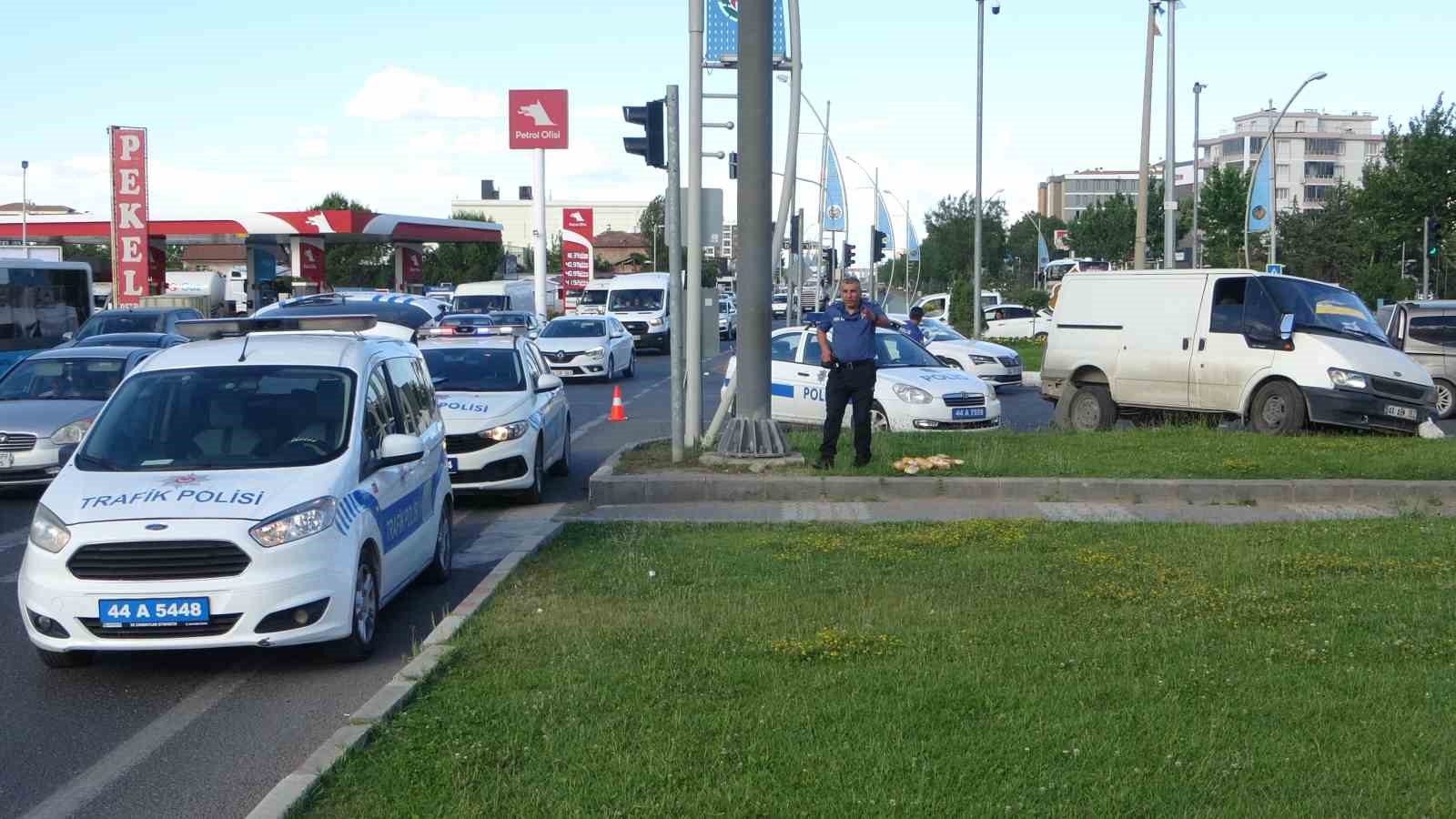 Hafif ticari araçla çarpışan minibüs refüje çıktı: 2 yaralı
