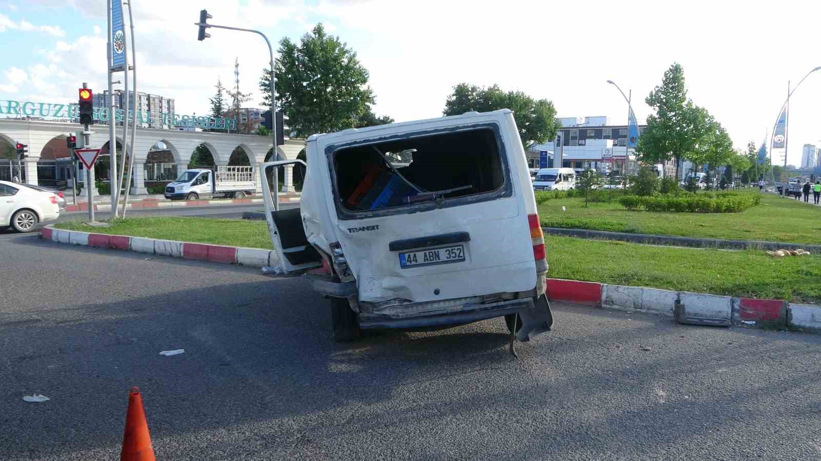 Hafif ticari araçla çarpışan minibüs refüje çıktı: 2 yaralı
