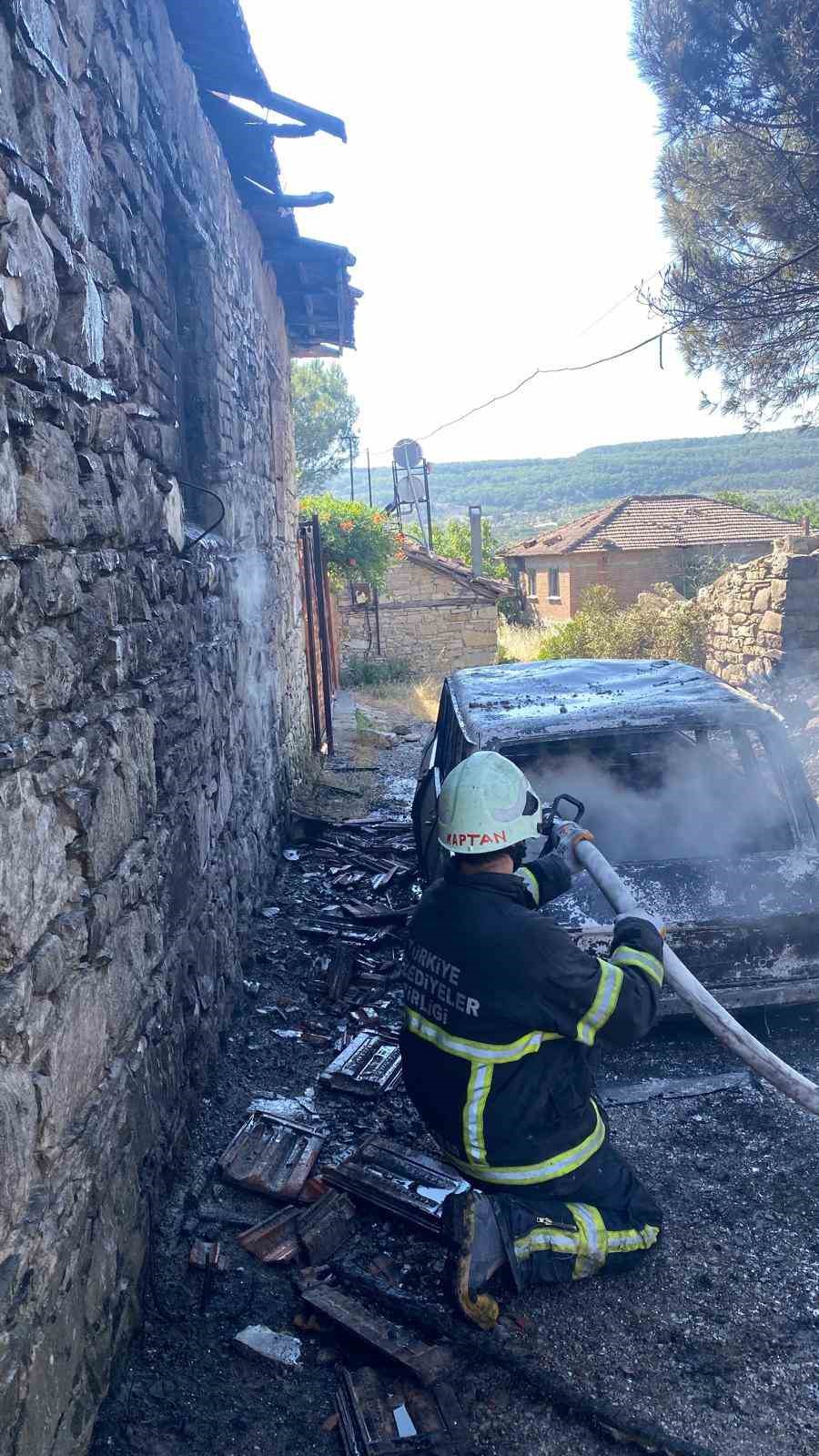 Kuru ot yangını bir otomobili küle çevirdi
