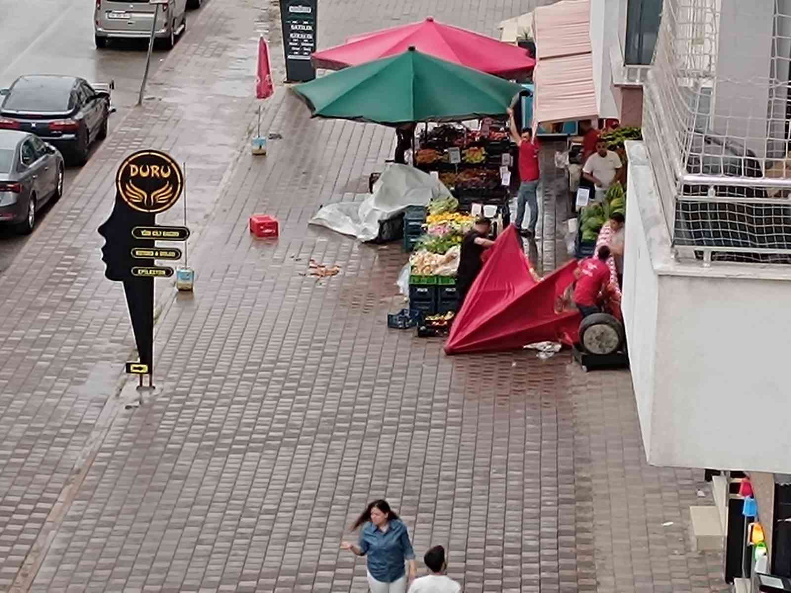 Siirt’te şiddetli rüzgar tabelaları devirdi
