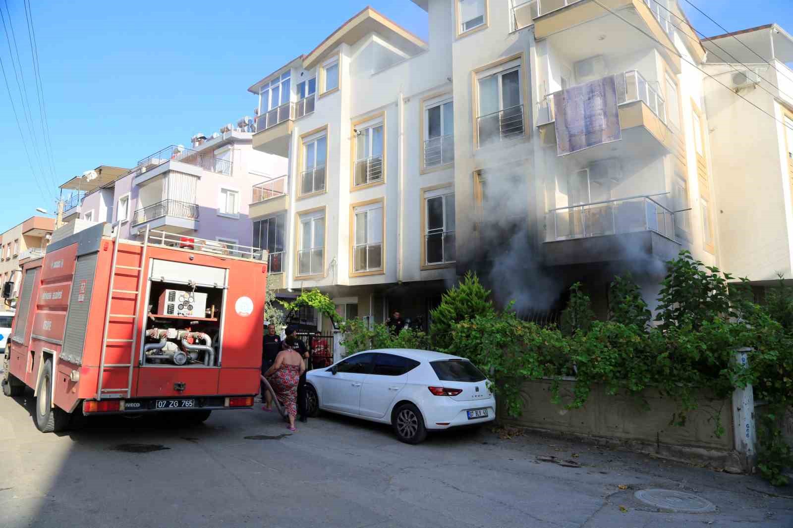 Alevlerin ortasında kalmaktan komşuları kurtardı
