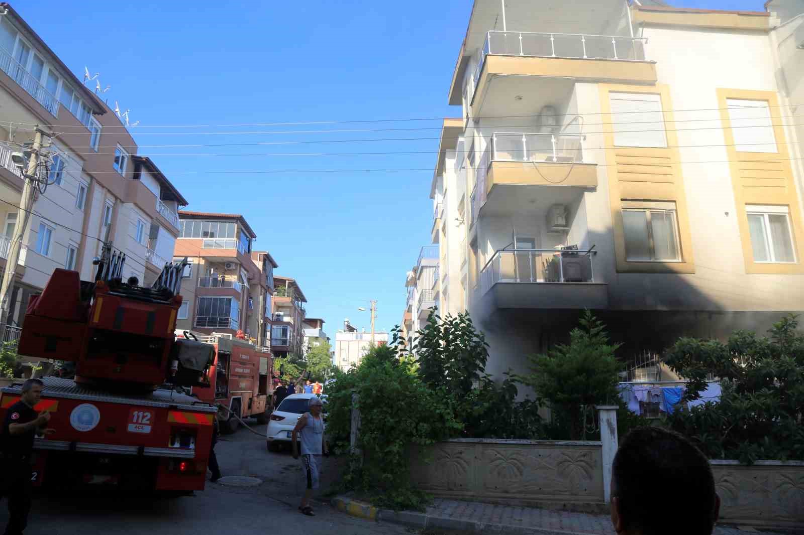 Alevlerin ortasında kalmaktan komşuları kurtardı
